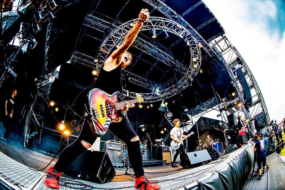 辻村勇太のインスタグラム：「OSAKA METROPOLITAN ROCK FESTIVAL 2019  Photo by @hamanokazushi  #blueencount #bassist #metrock #metrock大阪  #あの時間選んでくれたみんなどうもありがとう #お渡し会もありがとう #直で感想聞けるのは嬉しいよ #みなさん帰り気をつけてね #気をつけてねっていうと帰りの事故率が格段に下がるらしい #帰るまでがライブです #おつとぅーっす」