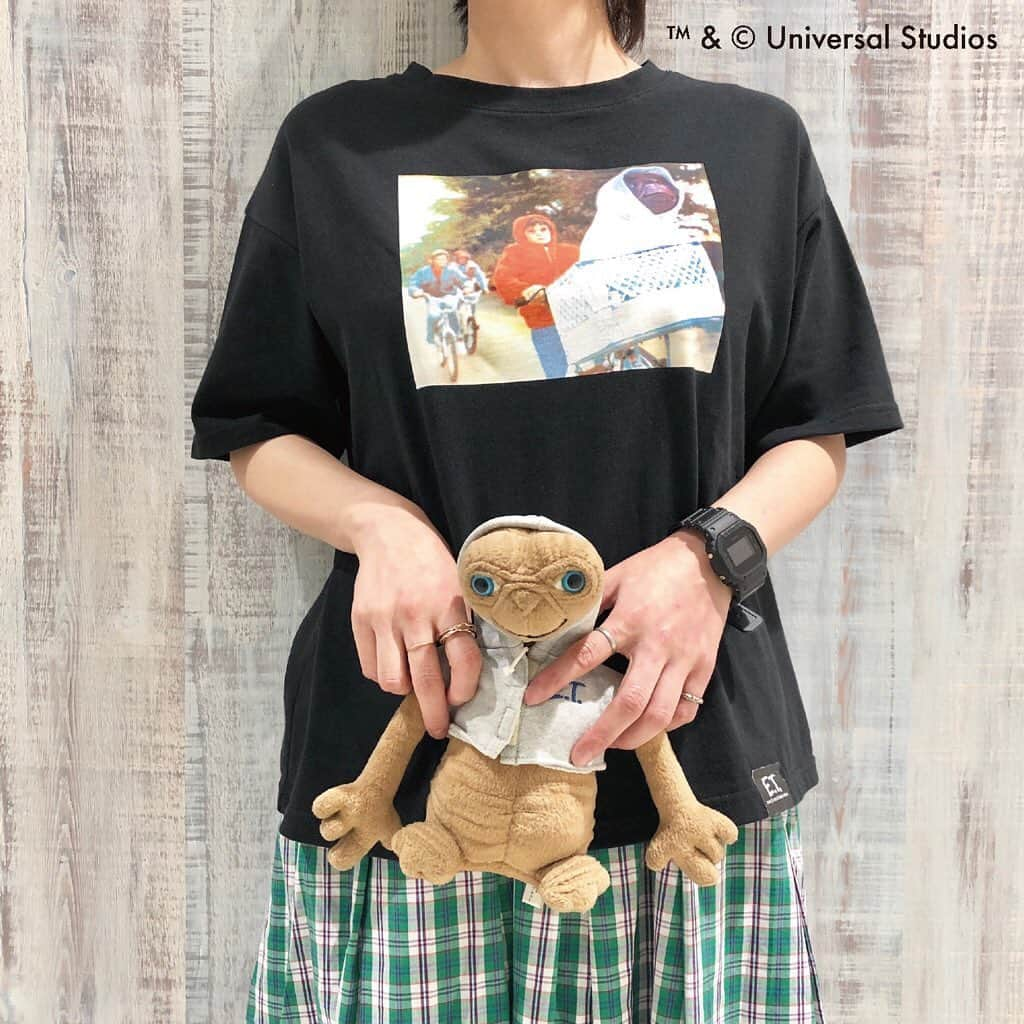 名古屋パルコさんのインスタグラム写真 - (名古屋パルコInstagram)「【西館4F プードゥドゥ】 E.T. Film Stills Print Tシャツ🌃 . 5/18（土）より、 ▪️ラフォーレ原宿店 ▫️名古屋PARCO店 ▪️HEP FIVE店 東名阪にある3店舗限定で、 E.T. Film Stills Print Tシャツを発売いたします！ 1982に公開されたE.T.と同じ年にPOU DOU DOUは設立されました。 . E.T. Film Stills Print Tシャツ ¥4,900＋tax color：off WHITE ＆BLACK . 映画のワンシーンをフロントに大きくプリントした存在感ある一枚です。 . ぜひお手にとってご覧ください。 スタッフ一同心よりお待ちしております。 お電話でのご予約・お問い合わせも承っておりますのでお気軽にお電話ください！ ☎️052-684-7810 （POU DOU DOU名古屋パルコ店直通) . . . #poudoudou #プードゥドゥ #et #イーティー #映画 #tシャツ #名古屋パルコ #名古屋PARCO #nagoyaparco #名古屋 #nagoya #栄 #矢場町」5月18日 20時32分 - parco_nagoya_official