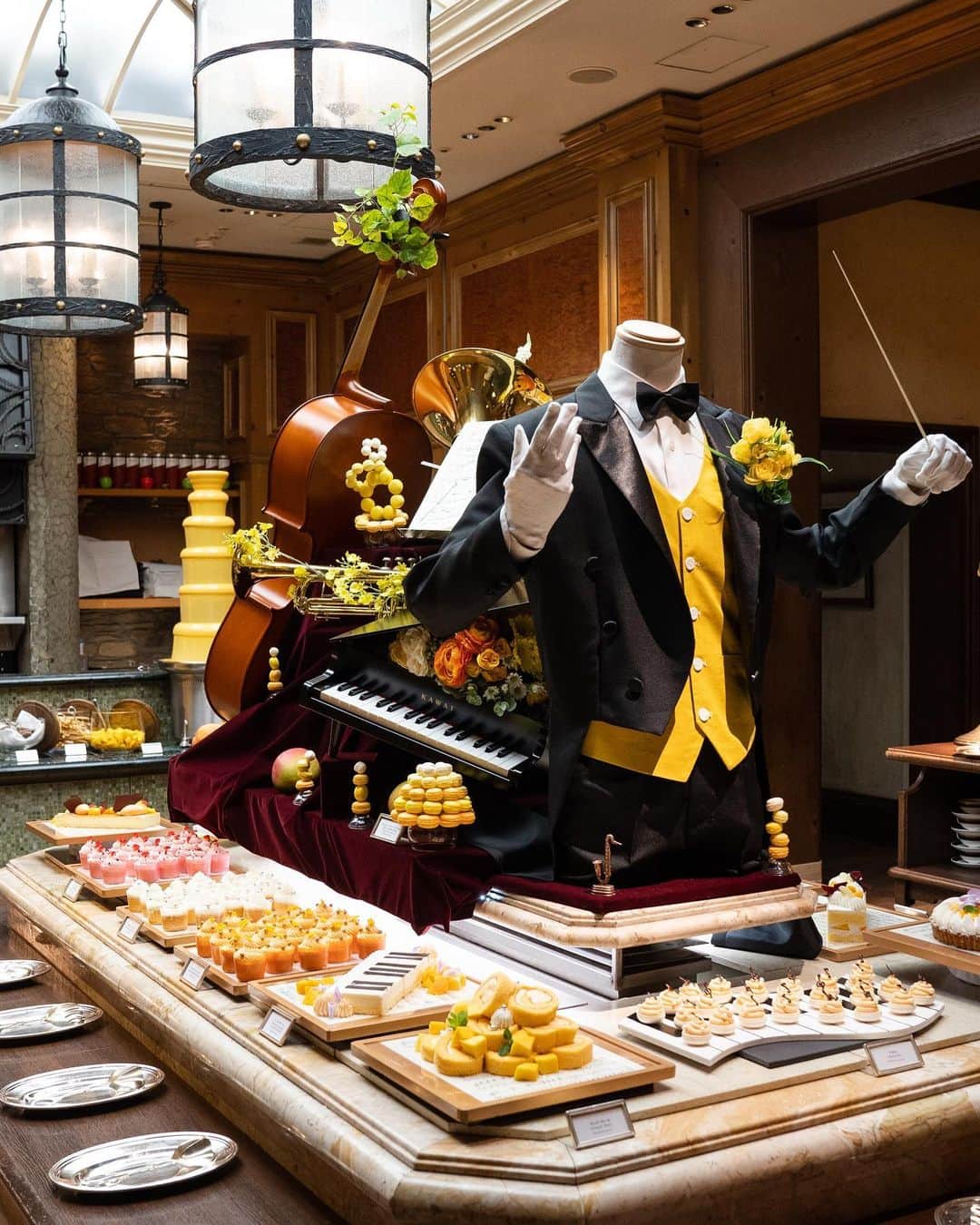 The Ritz-Carlton, Osakaさんのインスタグラム写真 - (The Ritz-Carlton, OsakaInstagram)「イタリア料理「スプレンディード」では 「＃お気に入りマンゴー」フォトキャンペーンを開催しています。 . 音楽をテーマにしたスイーツやセイヴォリーからお気に入りのメニューを見つけて、「#お気に入りマンゴー 」「#マンゴーパッショナート 」 のハッシュタグをつけて投稿して頂いたお客様の中から抽選で1組2名様に、7月以降開催するアフタヌーンブッフェ「ピーチ・カンタービレ」にご招待します！  皆様のご参加お待ちしております！ . .  Indulge in the Mango sweets and savories at Italian Restaurant ‘Splendido’. Find your favorite from the 45 items and tag 「#お気に入りマンゴー 」「#マンゴーパッショナート 」for a chance to win an invitation to The Peach Buffet starting in July! . . . . . . . . . #マンゴーパッショナート #お気に入りマンゴー #mangobuffet #ザリッツカールトン大阪 #リッツカールトン大阪 #ブッフェ #foodstagram #sweetsbuffet #スイーツブッフェ #ホテルブッフェ #ritzcarltonosaka #theritzcarltonosaka #osaka #italian #splendido #buffet #afternoonbuffet #アフタヌーンブッフェ」5月18日 20時36分 - ritzcarlton.osaka