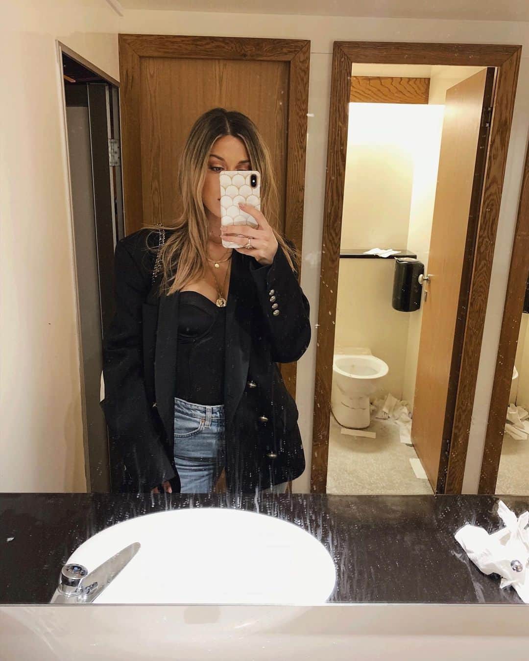 Bianca Ingrossoさんのインスタグラム写真 - (Bianca IngrossoInstagram)「Fancy toilette selfie 🍺🚽Styling: @stylebyseb」5月18日 20時48分 - biancaingrosso