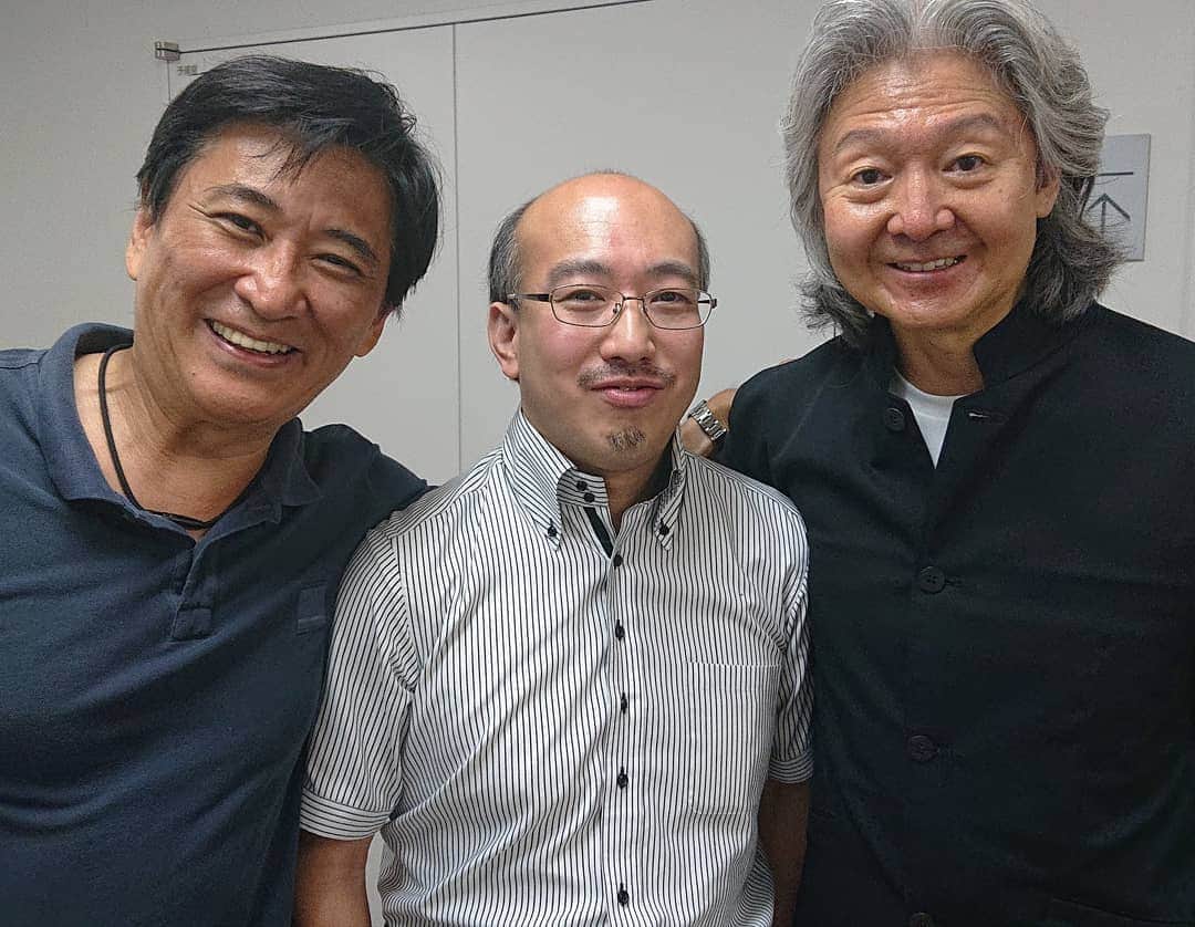 藤岡幸夫のインスタグラム：「今日(５月１７日)は４月から首席客演指揮者に就任した東京シティフィルとオペラシティで題名のない音楽会のリハーサル。お馴染みコンサートマスターの戸澤哲夫さんと隣で東京フィルとリハーサル中の大友直人さん。休憩中の珍しいスリーショット！」