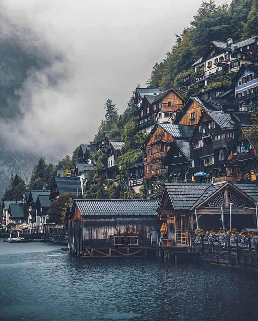 Discoveryさんのインスタグラム写真 - (DiscoveryInstagram)「What are your plans this weekend? 📸 by Marcel Siebert (@_marcelsiebert) . . . . #photography #photooftheday #explore #naturephotography #nature #potd #worldtraveler #travel #Hallstatt #landscape #roadtrip #adventure」5月18日 20時51分 - discovery