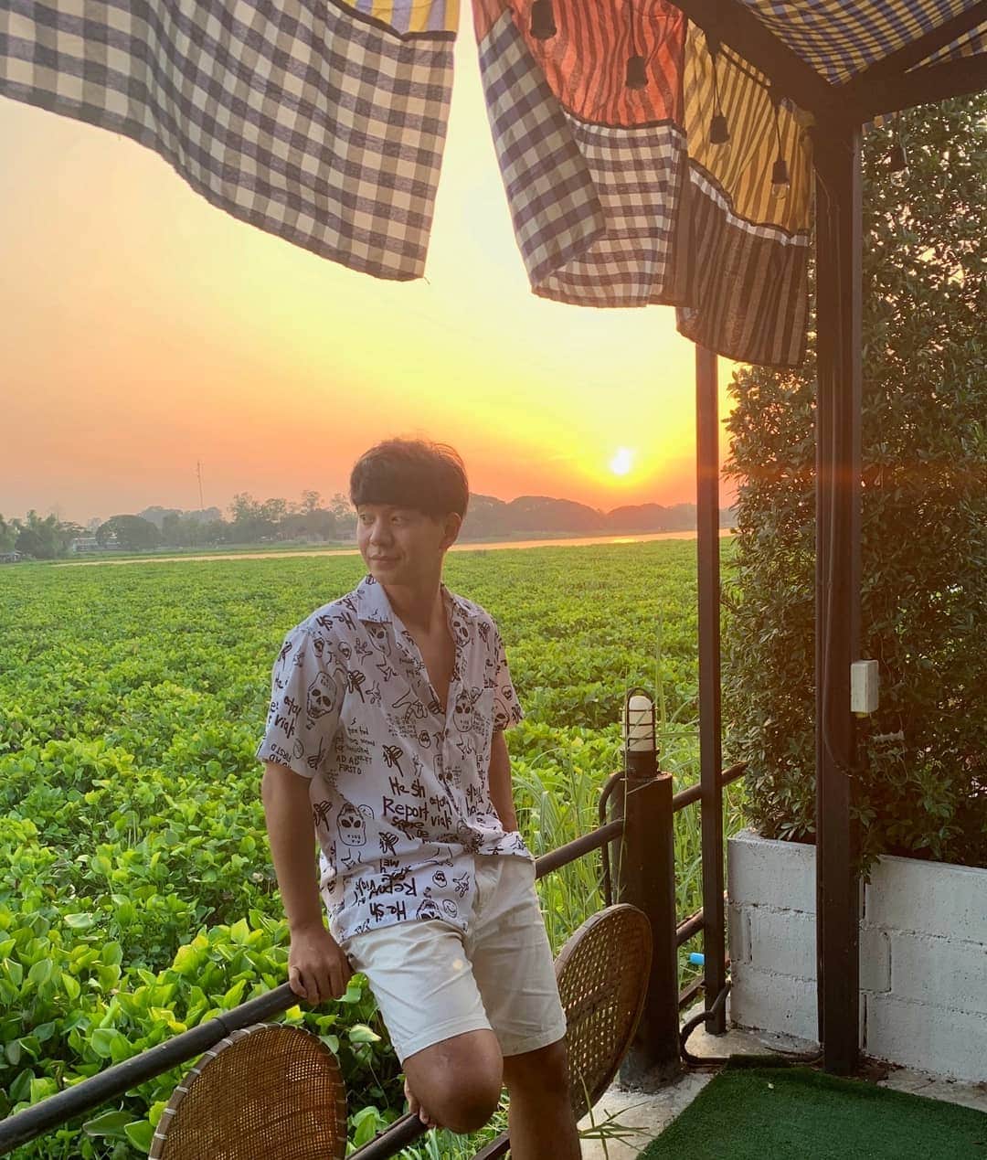 アイス・サランユーのインスタグラム：「🍀🍀🍀🍀🍀 กลิ่นธรรมชาติ มันหอมสดชื่น สูดหายใจเต็มปอด!!! ใครเผาหญ้าหว่ะ!!??? สำลักไปหมด😂 #เที่ยวทั่วไทยกับไอซ์ศรัณยู  #ชัยนาท」