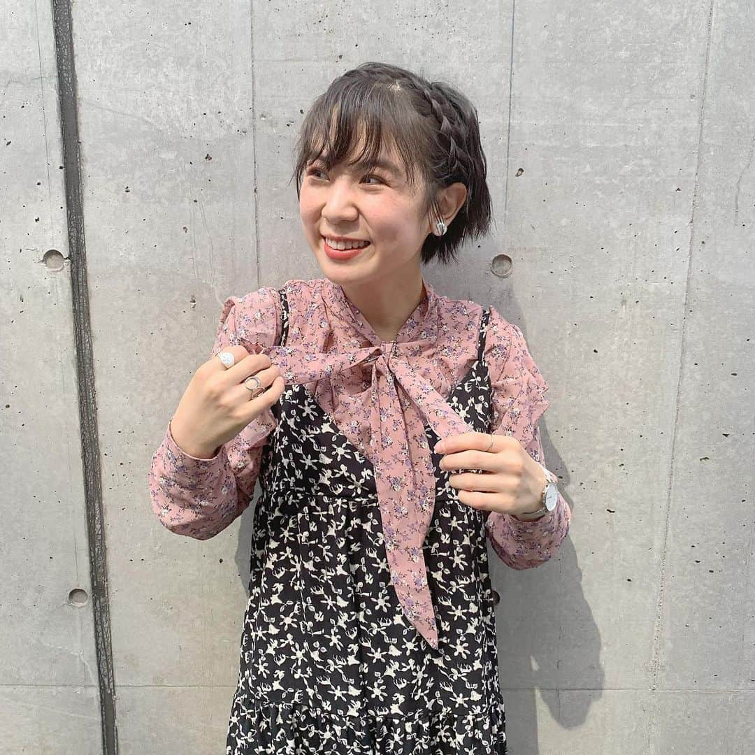 光永さんのインスタグラム写真 - (光永Instagram)「GWの幕張メッセのイベントのときに着てた私服です〜〜️☀️ 小花×小花🌸合わせてみたら、いいかんじだった。 . トップス：#frunco ワンピース：#pinkswan スニーカー：#cavacava 時計：#danielwellington  イヤリング：#クレアーズ . どっちもスベサラ素材で風通し良くてすごく楽ちんコーデ◎ アクセサリーの使い方わかってきた最近😂 . . #code #coordinate #outfit #ショートヘアアレンジ #shortcut #黒髪ショート #ショートカット #ootd #데일리룩 #小花柄ワンピース #花柄ワンピース  #韓国通販 #吉本坂46」5月18日 20時55分 - hinata_official__