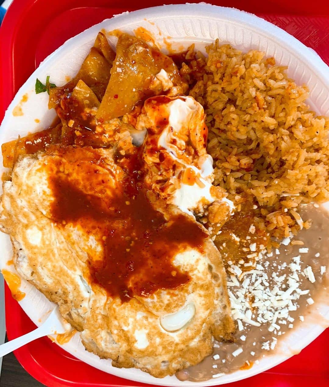 デイビット・チャンさんのインスタグラム写真 - (デイビット・チャンInstagram)「Very close to the @uglydelicious offices is Lupita’s Tamales Authentic in LA. It’s been my old reliable while finishing up season 2.  I’m no expert in the amazing food of 🇲🇽, but I love this place so much. Very #uglydelicious. Usually I get a torta and one tamal to dine in and and a couple orders of tamales to go (tough decision between the pork or beef in red sauce, the pollo in green sauce or the jalapeño & cheese). A little bird told me to try their Chilaquiles...it was sublime」5月18日 20時56分 - davidchang