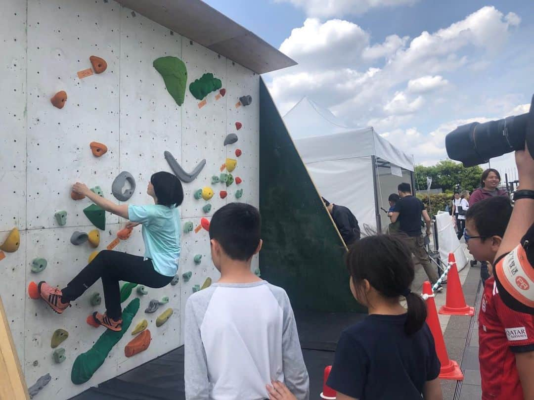 大場美和さんのインスタグラム写真 - (大場美和Instagram)「今日はスカイツリーでイベントでした！ 子供たちにクライミングを教えたり、トークショーがあったりで1日スカイツリーで過ごしましたが、見所がたくさんでまた来たくなりました！ ヨガの体験もあって、空の下でのヨガは気持ち良さそうでした！ スカイツリー7周年ということで、7色のレインボーカラーに点灯したスカイツリーも綺麗でした！ #スカイツリー #ソラマチ #ボルダリング体験 #スカイツリー7周年」5月18日 21時05分 - miwa_oba