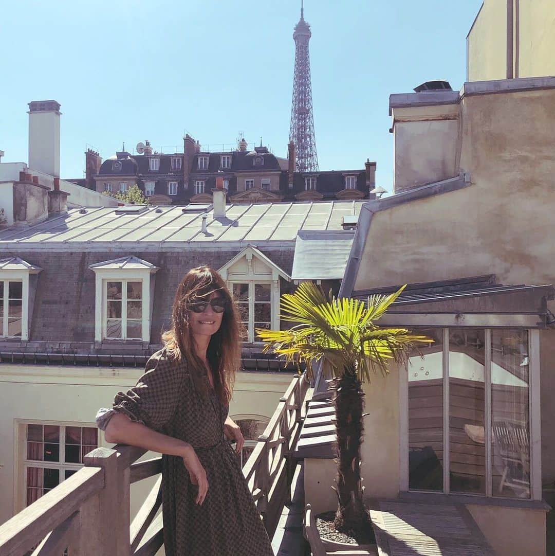 カロリーヌ・ド・メグレのインスタグラム：「Saturday, Paris 😎 #ThisPlaceIsInsane」