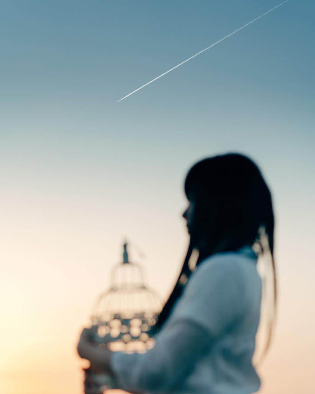 haraoのインスタグラム：「another sky * * * * * * camera:sony α7 * 久しぶりにcontaxのplanar使ったら、 なんだかすごいフォギーな写り！ フィルター付けてたっけ？ってレンズ見たら曇ってるやん... ということで明日修理に出してきます😢」