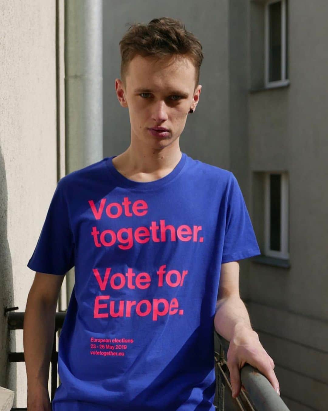 Vogue Italiaさんのインスタグラム写真 - (Vogue ItaliaInstagram)「Supporting @wolfgang_tillmans @votetogether.eu / ‘Being European for me is about striving to be humanist. I’m open and optimistic, so being against divisions is a fundamental part of my nature. It’s the opposite of cynicism. We are neighbours and we are connected; we are not perfect but we ultimately find common ground.’ #WolfgangTillmans Read the full interview with him by #MicheleNeri in our new issue dedicated to Europe.」5月18日 20時59分 - vogueitalia