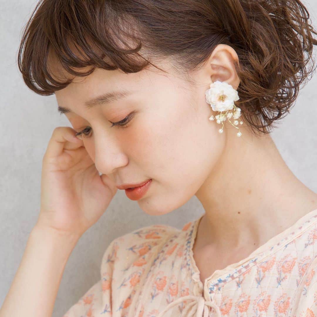 のインスタグラム：「🌷CHACO ✖︎ 柴田紗希🌷  去年大好評だったしばちゃんこと柴田紗希さんとのコラボアクセサリー。 なんと今年もコラボが実現しました！ 大好きなしばちゃんとのコラボ、もう可愛くって新しい組み合わせなど、わくわくしながら作製させていただきました😍 去年ゲットされた方もされなかった方も是非ご覧いただきたいです。  こちらの写真はパールとミニローズのイヤリング＆ピアス。 かすみ草とパールの組み合わせがとっても可愛いアクセサリーです。 2800円+税  その他のコラボアクセサリーも順次、インスタに投稿していきます。  いち早く全ラインナップをご覧になりたい方はchaco.jpにて、商品詳細を掲載させていただいてますのでご覧ください✨ トップページもかわいいしばちゃんです❣️ * * 販売は5月30日木曜日21:00〜 販売場所はCHACO  ONLINE SHOPのみ  model @shibasaaki  photo eikoh hair @eight_hair  flower @wacochaco」
