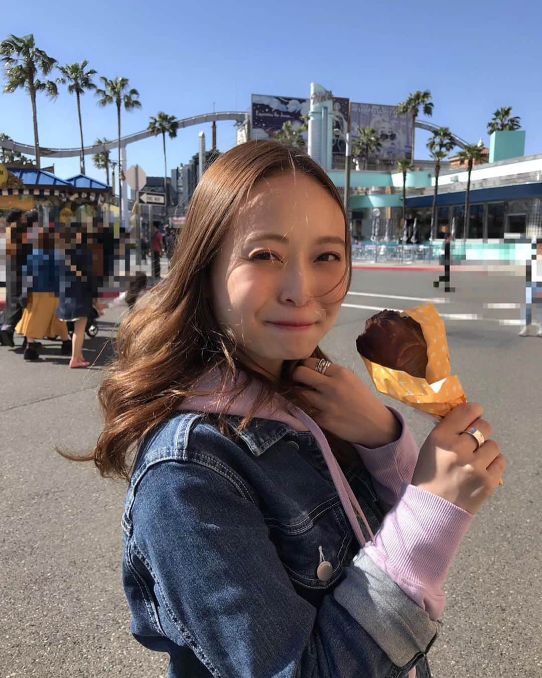 榊本麻衣さんのインスタグラム写真 - (榊本麻衣Instagram)「♡♡ . . ユニバ投稿の続き🦖❤️ . . 風で髪の毛ボッサボサやけど 気にしないでね🤣👍笑 . 来たら必ず食べるターキーレッグ🍗💕 . . 食べにくいけど美味しいよね😋💗 . 食べてる時の私、 なんて幸せそうな顔してるんや🤣💋笑 . . 2枚目にちょーアップなんのせてる🙈✨笑 . . #ユニバ #USJ #大阪旅行 #旅muse #旅行 #ターキーレッグ #旅 #笑顔 #smile #mai___food #food」5月18日 21時00分 - maipipii