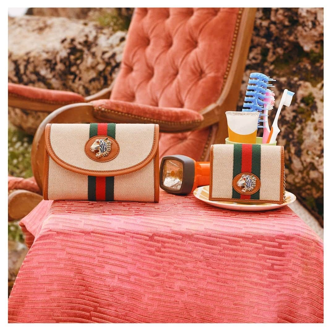 グッチさんのインスタグラム写真 - (グッチInstagram)「Canvas is mixed with leather trim and the Web stripe in a wallet and card case wallet from the Towards Summer #GucciPreFall19 collection by @alessandro_michele. #AlessandroMichele #GucciTowardsSummer Discover the collection through link in bio.」5月18日 21時00分 - gucci