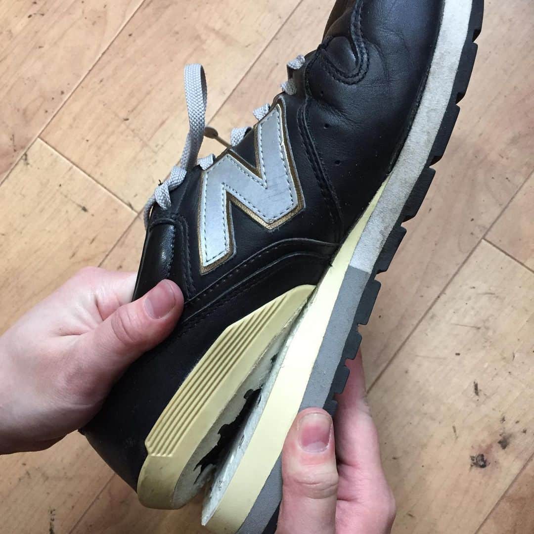 Sneaker At Randomさんのインスタグラム写真 - (Sneaker At RandomInstagram)「〜今日のNBミッドソール交換〜  NBの加水分解したENCAP部分を スポンジ素材に交換します。  まずはENCAPのウレタンを きれいに削り落として、 スポンジを貼るベースを作ります。  #ニューバランス #NB #スニーカーアトランダム #スニーカー #スニーカー修理 #修理職人 #市川 #本八幡 #sneakeratrandom #sneaker #shoestagram #repair」5月18日 21時02分 - sneaker_at_random