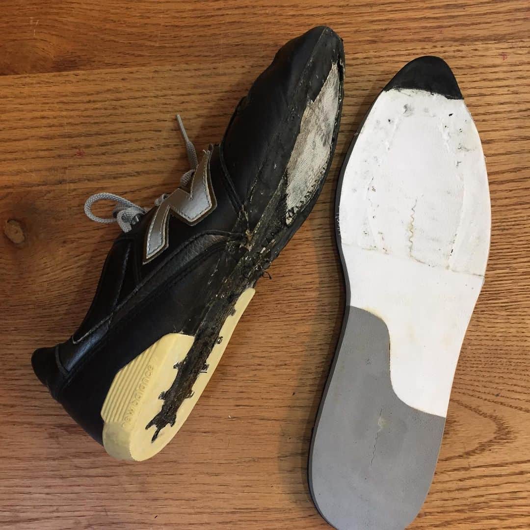 Sneaker At Randomさんのインスタグラム写真 - (Sneaker At RandomInstagram)「〜今日のNBミッドソール交換〜  NBの加水分解したENCAP部分を スポンジ素材に交換します。  まずはENCAPのウレタンを きれいに削り落として、 スポンジを貼るベースを作ります。  #ニューバランス #NB #スニーカーアトランダム #スニーカー #スニーカー修理 #修理職人 #市川 #本八幡 #sneakeratrandom #sneaker #shoestagram #repair」5月18日 21時02分 - sneaker_at_random