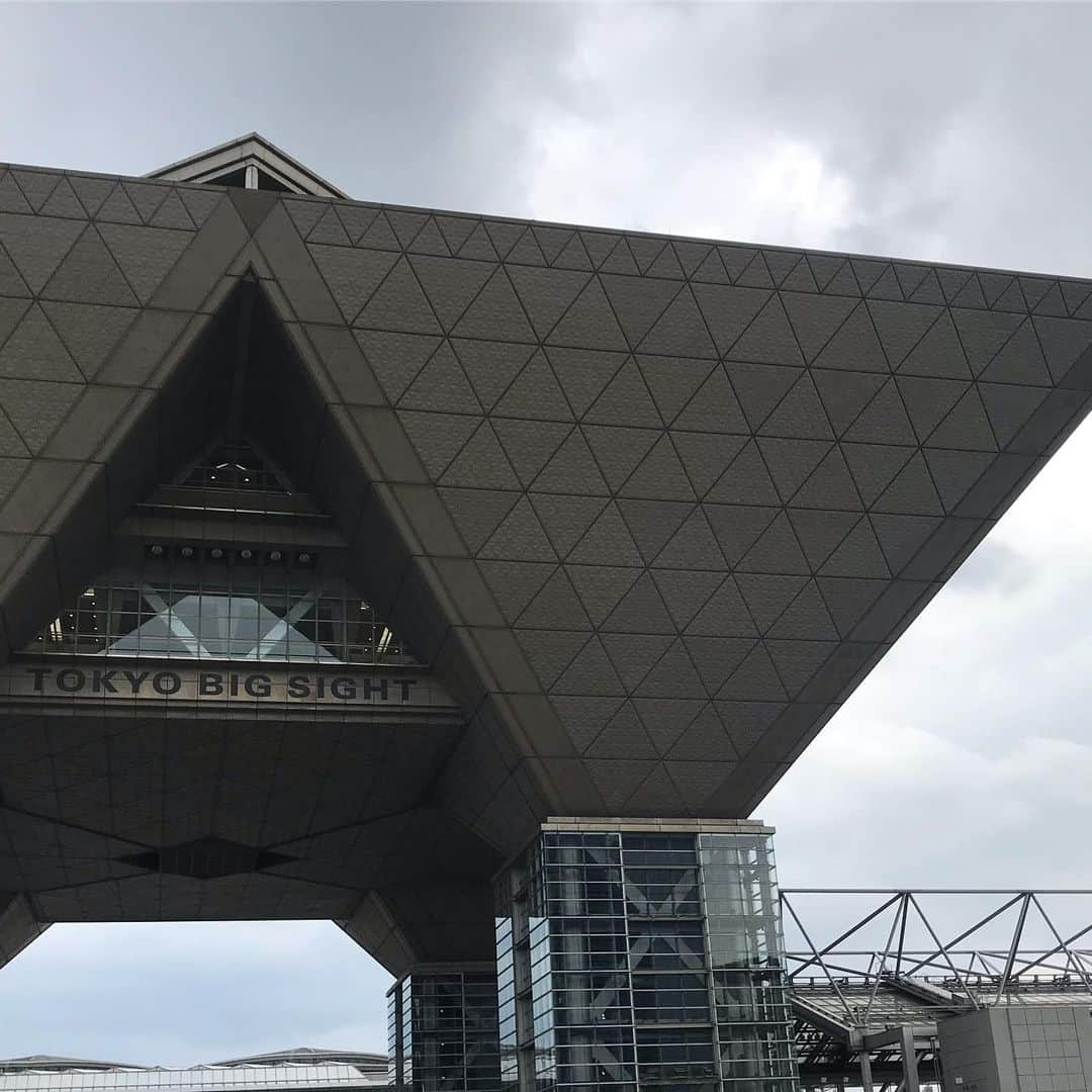 オカダヤ新宿本店コンシェルジュさんのインスタグラム写真 - (オカダヤ新宿本店コンシェルジュInstagram)「. 【デザインフェスタに行ってきました】 〜okadayaオリジナルカレンダー2017制作 maalatayaさん〜 . 2017年のオカダヤオリジナルカレンダーを手掛けて下さったmaalatayaさん（ @maalataya ）を会場で発見！  温かみのあるタッチで描かれた動物たちは、刺しゅうやスパンコールで彩られており、東洋を感じさせる模様はノスタルジックな物語性を秘めています。 色彩の美しさはもちろん、ウーパールーパーやハシビロコウなどモチーフの面白さにも注目の作家さんです♫ . 実はカレンダーの仕事をされた後、グループ店舗のマーノクレアールが入っている二子玉川ライズのフェアポスターに起用されたそうです！ ✳︎maalatayaさんのアカウントにてご覧いただけます。 . カレンダーを手掛けてくれた作家さんが、こんな風に活躍の場を広げていらっしゃるのを知ってとても嬉しい一日でした♫ . 出展は本日のみとのことでしたが、ネットでも作品を販売されているので、ぜひ皆さんチェックしてみてくださいね⭐︎ . #デザインフェスタ #デザフェス #maalataya #オカダヤカレンダー #ブローチ #ブローチ部 #アニマル #イラスト #イラストレーション #刺しゅう #刺繍 #刺繍ブローチ #雑貨 #動物 #ハンドメイド #新宿オカダヤ #オカダヤ #brooch #handmade」5月18日 21時02分 - shinjuku_okadaya