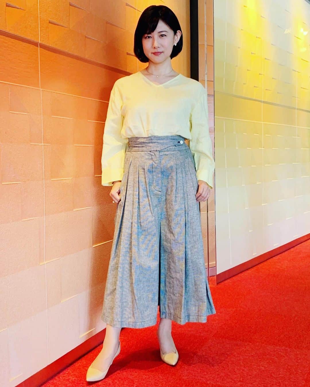 中江有里さんのインスタグラム写真 - (中江有里Instagram)「ウェークアップ！ぷらすの衣装は、リネンのトップスとパンツ。パンツはあまり履かないので、ちょっとポーズを取ってみました。２枚目のスタジオは百合の花と。」5月18日 21時04分 - yurinbow1226