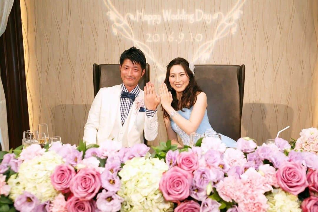 orb_weddingさんのインスタグラム写真 - (orb_weddingInstagram)「#orbweddingreport -お問い合わせ--------------------------- ＠LINEからもお気軽にご連絡いただけます🙆‍♀️ 🆔@orb_wedding(@マーク含む) ☎︎ 0120-790-479 トップページのHPからもご覧くださいませ♡ ----------------------------------------- orbでお手伝いさせていただいたお客様より、素敵なお写真をいただきました👗💐 * *﻿ ホテル日航熊本にて、 お色直し後のお写真✨ *﻿ 会場を選んだ決め手として、 熊本市中心部という好アクセス、 JUNOの衣裳の中からセレクトできる！ という条件が揃っていたのでここにしました！と、 とっても嬉しいお言葉を頂きました🥰 *﻿ 天井高8mの圧巻のスケールを誇る披露宴会場に合わせて、ドレスはボリュームのあるシルエット、ヘアはダウンスタイルでエアリー感を演出。 ライトブルーに映える、ホワイトのレース刺繍もポイントです💙 優しい笑顔のご新婦様にぴったりのドレスですね😊💖 * 式場様 @hotelnikkokumamoto_wedding  ドレスショップ @juno_weddingdress * orbで式場探しとお衣裳選びのお手伝いをさせていただき、ありがとうございました🕊️ * * #orb_wedding #カラードレス #結婚式 #前撮#フォトウェディング#ホテル日航熊本 #卒花嫁 #プレ花嫁 #日本中のプレ花嫁さんと繋がりたい #式場探し #ドレス探し #結婚式準備#運命の1着#フォトウェディング熊本 #パーティレポート #卒花フォト #プレ花嫁熊本 #式場探しレポ #ドレス探しの旅 #結婚式準備のお手伝い#とびきりのウェディングドレス  #オーブウェディング #2019夏婚 #2019秋婚 #2019冬婚 #2019春婚#令和婚 #花嫁図鑑」5月18日 21時07分 - dresses_bridal_counter