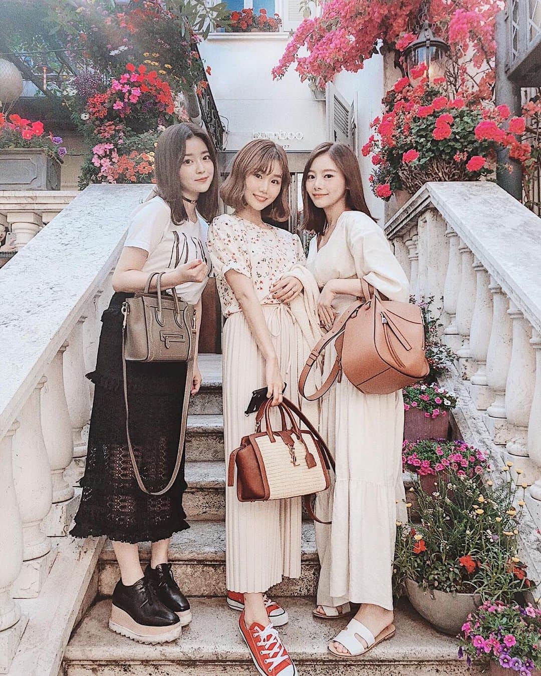 のインスタグラム：「この間るなりおちゃんとランチしたよ🌸🍃 美人なのに2人ともすごいふざけるの💓面白すぎた🥰 * しっかりしてるし、自立してて 勉強になるお話ばかりでした💭 * 美容のお話ももっと 聞きたかったなぁ✨ * #ありがとう#ランチ#女子会#表参道#バンブー#るなりお#instagood #instafashion #code#コーデ#fashion#アウトフィット#ファッション#outfit#ootd#コーディネート#cd#style #私のコーデは上下#DHOLIC#靴#CONVERSE#鞄#ysl」
