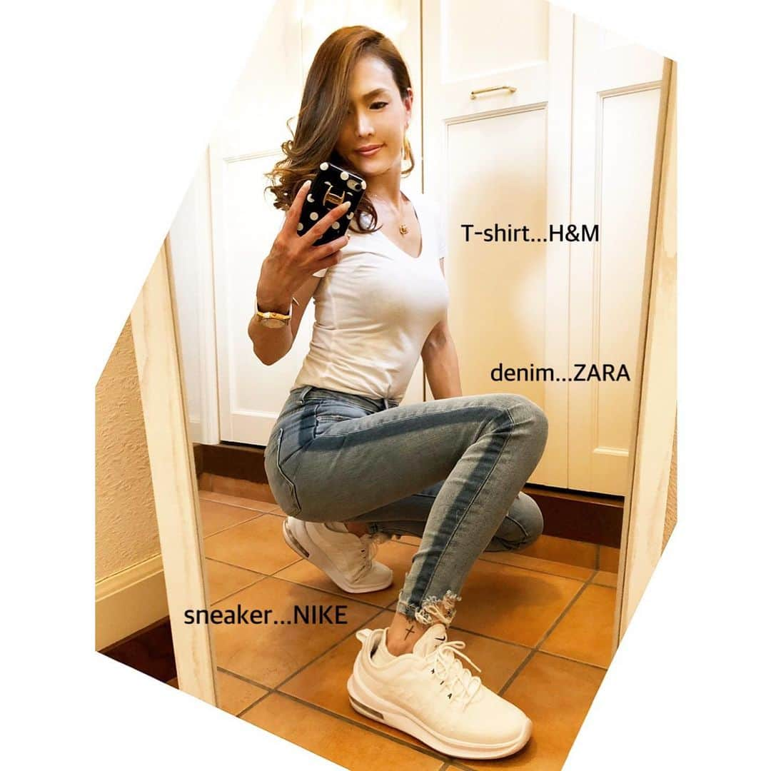 jessicaさんのインスタグラム写真 - (jessicaInstagram)「＊ ＊ ＊ #OUTFIT #接客業#販売員#S47年組 #アラフィフ#ファッション#コーデ #筋トレ#ワークアウト#ボディーメイク ＊ ZARAで見つけたこのデニム サイドのラインが可愛くて❤️ ＊ #シンプルコーデ#スニーカーコーデ #デニム#ZARA #スニーカー#NIKE#AIRMAX ＊ ＊ Thanks always‼︎ jessica❤︎」5月18日 21時08分 - jessica.oct21