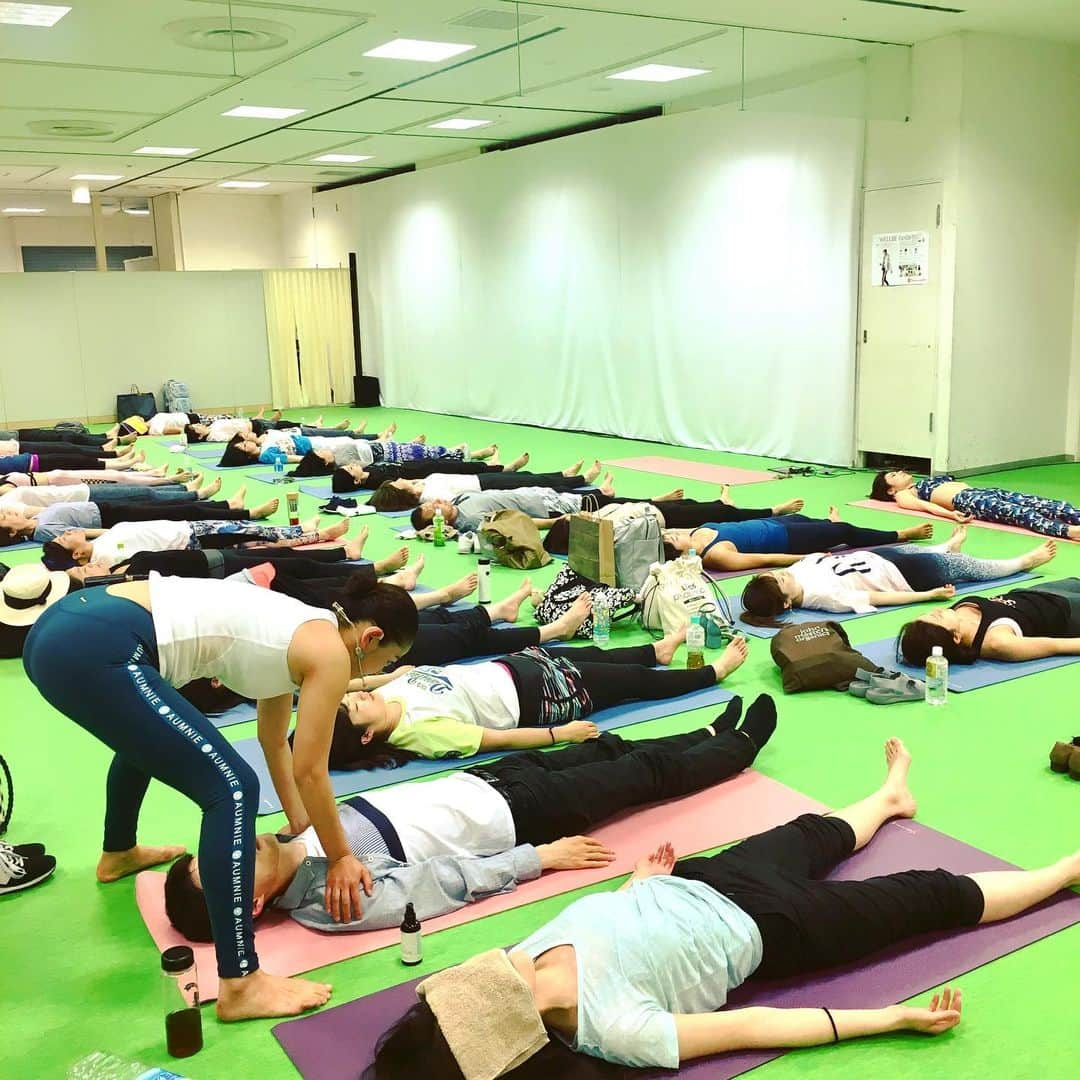 高松いくさんのインスタグラム写真 - (高松いくInstagram)「そして、 @seina4444 聖南さんとの コラボYogaも皆様の深い呼吸と笑顔で終える事が出来ました‼️ お客様お一人お一人のお顔がゆるくなっていくのがすっごく好き😌 最初のペアでほぐし合った皆さんの笑い声、 きつければ、素直に笑ってくださるライブ感がイベントでたまらなく楽しいとこ🌈 聖南さんの美しさに見惚れました😊❤️ @wellbefield  @yogajournal_japan  素敵な皆様と時間との出逢いをありがとうございました😊  ご参加くださり、本当にありがとうございました🍀  #ヨガ #イベント #新宿高島屋 #催事場 #yoga #event」5月18日 21時23分 - iku_takamatsu_trip_sup_yoga