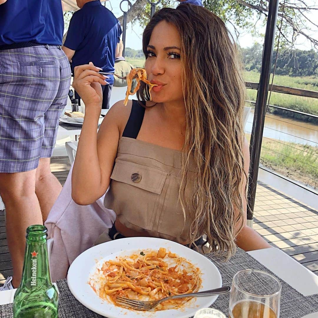 ジェシカ・バーチアーガのインスタグラム：「The food in Wakanda is delicious 😋😉 Top: @fashionnova」