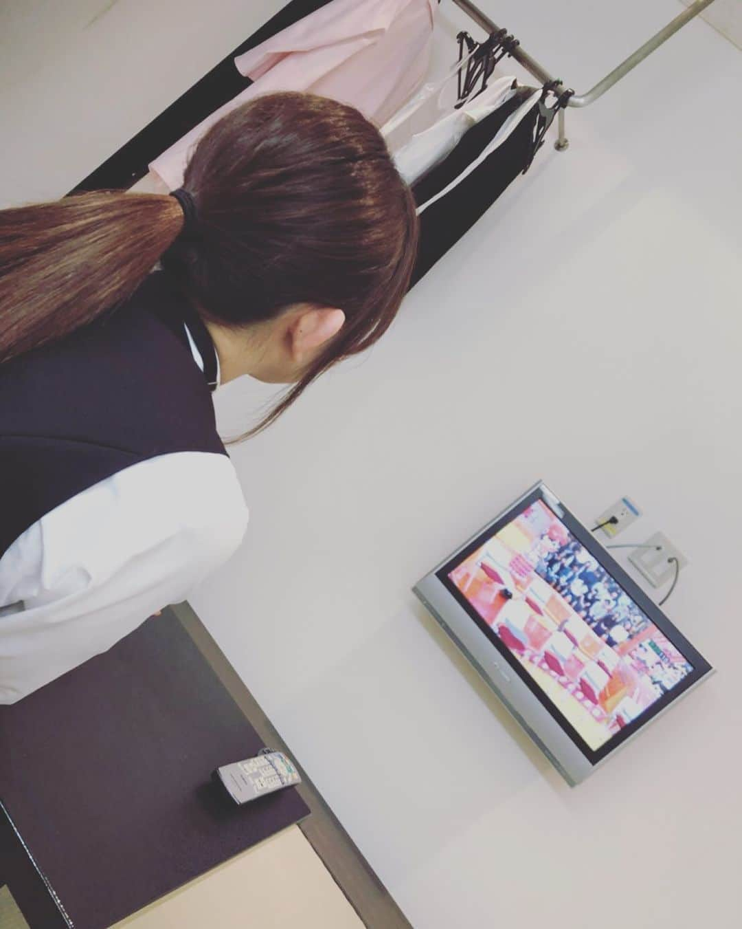 斉藤ひかりさんのインスタグラム写真 - (斉藤ひかりInstagram)「ジョブチューンをご覧いただきありがとうございました！  写真は収録前の楽屋にてスタジオモニターに夢中な私。  photo by hiroka♡  #ジョブチューン #アシスタントモデル #ひな壇モデル #デカ盛り」5月18日 21時16分 - hikarisaito1027