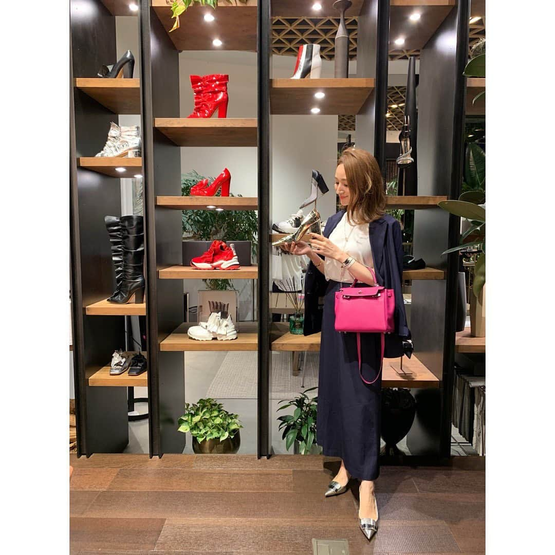 星玲奈さんのインスタグラム写真 - (星玲奈Instagram)「いよいよ明日、小倉井筒屋でのトークイベントとなりました❤️お近くのみなさま、お会いできることを楽しみにしております✨ 詳しくはストーリーからイベントページをご覧いただけます💓 ・ さて、昨日は @sergiorossi のAWの展示会へ✨ 美しいフォルム、かつ 私は足に合っているのか、全然靴づれしないので 大好きなブランド❤️ 最後の写真で履いているパンプスは 結構な角度のポインテッドトゥなのに 足の指が曲がらずに履けるので 履いていて本当に楽😍シルバー、とっても合わせやすくて使いやすい！💓 あとは欲しい欲しいとずっと思っていたスリッパ、やはりとても形が綺麗で 次こそは。と目を光らせてきました 笑 メンズのスリッパのバリエーションは 羨ましいほど豊富だった😍  #sergiorossi #セルジオロッシ」5月18日 21時17分 - reinahoshi1015