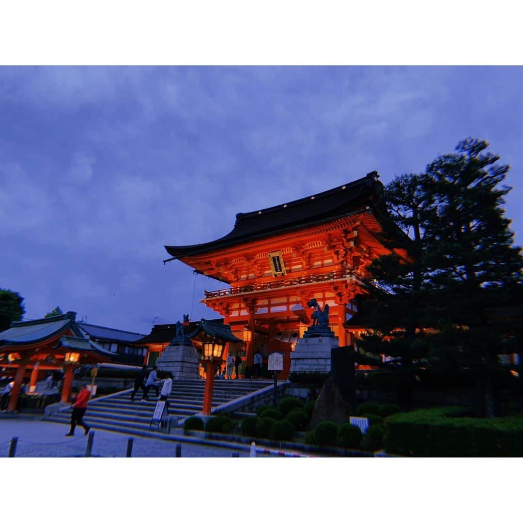アンジェラ芽衣さんのインスタグラム写真 - (アンジェラ芽衣Instagram)「実は京都に来ておりまする。﻿ そして今日は観光と食べ歩きと、最後に伏見稲荷大社へ﻿ 少し遅めの時間に行ったのでライトが映えていて素敵が素敵で素敵だった。。。﻿ 袴も着れたのでまた全身載せたいな😳﻿ ﻿ #観光 #京都 #伏見稲荷大社」5月18日 21時19分 - ange_la00