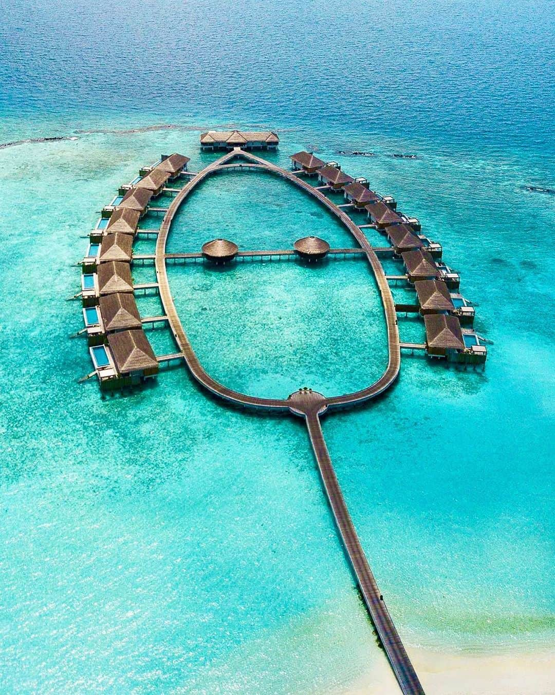 Velaa Private Islandさんのインスタグラム写真 - (Velaa Private IslandInstagram)「Located above a shimmering turquoise lagoon, our water villas are the perfect place to immerse yourself in the beauty and vastness of the Indian Ocean. #VelaaPrivateIsland #VelaaMoments  Photo by: @jakecburgess」5月18日 21時26分 - velaaprivateisland