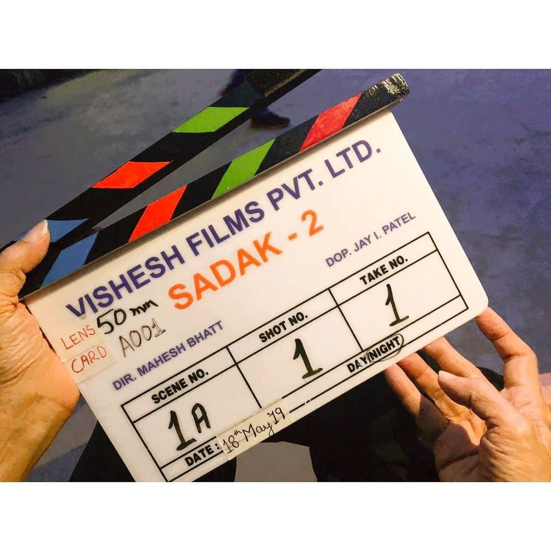アリア・バットのインスタグラム：「Today is Day 1 of Sadak 2. And that's my father, now also my director, holding the clap.  I begin shoot in a few days and honestly, I’m petrified.  I feel like a tiny mouse trying to climb a beautiful, immense, emotional mountain.  I hope I make it to the top and if I fall I hope I’m able to get up again. It’s a tough climb but from everything I’ve seen and everything I’ve heard, I know every single step and misstep will be worth it!  Here's to movies, family, dreams and starting out on a brand NEW journey!  And what a journey it’s going to be!!!! 🌟🙏🌞」