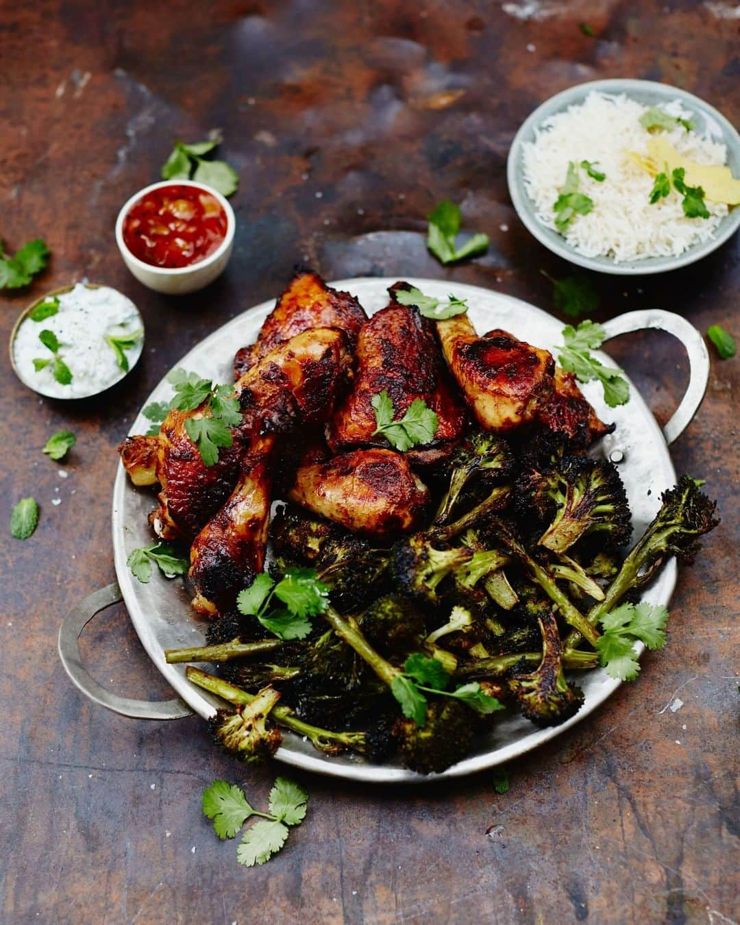 ジェイミー・オリヴァーさんのインスタグラム写真 - (ジェイミー・オリヴァーInstagram)「Gnarly, tender tandoori chicken with roasted broccoli...oh yes guys!!! Marinate the chicken overnight, for a delicious dinner the next day packed with an incredible depth of flavour. Recipe on my website.#DinnerRecipe」5月18日 21時35分 - jamieoliver