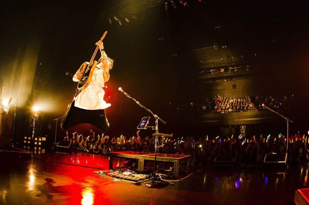 MIYAVI（石原貴雅）さんのインスタグラム写真 - (MIYAVI（石原貴雅）Instagram)「🙏MIYAVI Japan Tour 2019 “THE OTHER SIDE” 5.18 @zepp_bayside ご来場の皆様ありがとうございました！🙏 ． Next Up 5.25 @zepp_fukuoka ． ． Photo By: @hiranodaisuke ． 【リリース情報】 MIYAVI NEW ALBUM 💿 NO SLEEP TILL TOKYO 7.24 Release!! 【ライブ情報】 MIYAVI Japan Tour 2019 “THE OTHER SIDE“ . . 【開催日時】 5/25(土)　　福岡／Zepp Fukuoka  6/2(日)  北海道／Zepp Sapporo . MIYAVI North America Tour 2019 “NO SLEEP TILL TOKYO” . 7/25 - Vancouver | Vogue 7/26 - Seattle | Neptune’s 7/27 - Portland | Crystal Ballroom 7/29 - San Francisco | Slim’s 7/30 - Santa Ana | Observatory 8/13 - Chicago | House of Blues 8/16 - Toronto | Queen Elizabeth Theatre 8/17 - Montreal | Otakuthon Festival 8/19 - New York | Sony Music Hall  8/24 - Atlanta | The Masquerade  With more cites/dates to be added! ． MIYAVI ファンクラブ ”MYV CREW” 2019年度会員受付中！！ . MIYAVI Fan Club“MYV CREW”2019 Membership Admission and Renewal Information . ご入会方法はこちら⬇︎ http://myv382tokyo.com/myvcrew/about.html ． #MIYAVI #Japan #Tour #2019 #THEOTHERSIDE #Live  #SS3 #Nagoya #Tokyo #Osaka #Fukuoka #Sapporo #名古屋 #東京 #大阪 #福岡 #札幌 #NoSleepTillTokyo #NSTT」5月18日 21時48分 - miyavi_staff