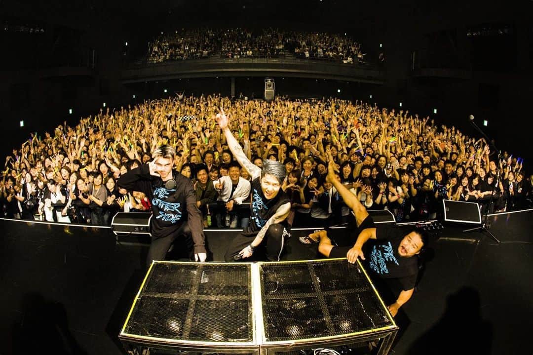 のインスタグラム：「🙏MIYAVI Japan Tour 2019 “THE OTHER SIDE” 5.18 @zepp_bayside ご来場の皆様ありがとうございました！🙏 ． Next Up 5.25 @zepp_fukuoka ． ． Photo By: @hiranodaisuke ． 【リリース情報】 MIYAVI NEW ALBUM 💿 NO SLEEP TILL TOKYO 7.24 Release!! 【ライブ情報】 MIYAVI Japan Tour 2019 “THE OTHER SIDE“ . . 【開催日時】 5/25(土)　　福岡／Zepp Fukuoka  6/2(日)  北海道／Zepp Sapporo . MIYAVI North America Tour 2019 “NO SLEEP TILL TOKYO” . 7/25 - Vancouver | Vogue 7/26 - Seattle | Neptune’s 7/27 - Portland | Crystal Ballroom 7/29 - San Francisco | Slim’s 7/30 - Santa Ana | Observatory 8/13 - Chicago | House of Blues 8/16 - Toronto | Queen Elizabeth Theatre 8/17 - Montreal | Otakuthon Festival 8/19 - New York | Sony Music Hall  8/24 - Atlanta | The Masquerade  With more cites/dates to be added! ． MIYAVI ファンクラブ ”MYV CREW” 2019年度会員受付中！！ . MIYAVI Fan Club“MYV CREW”2019 Membership Admission and Renewal Information . ご入会方法はこちら⬇︎ http://myv382tokyo.com/myvcrew/about.html ． #MIYAVI #Japan #Tour #2019 #THEOTHERSIDE #Live  #SS3 #Nagoya #Tokyo #Osaka #Fukuoka #Sapporo #名古屋 #東京 #大阪 #福岡 #札幌 #NoSleepTillTokyo #NSTT」