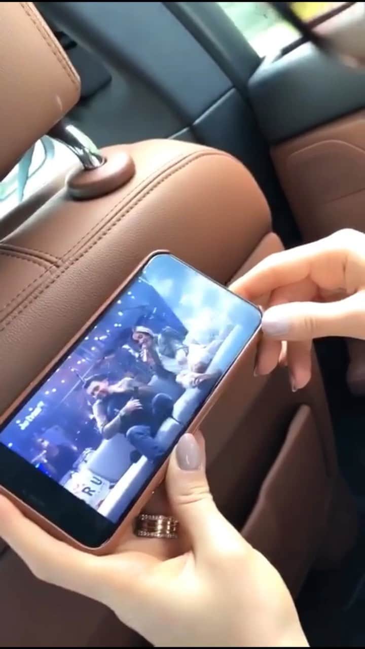 Claudia Leitteのインスタグラム：「Junto aos fãs, Claudia Leitte acompanha o lançamento de “Matutinha”, sua mais nova parceria com @mano_walter. Assista e compartilhe: https://fluve.lnk.to/Matutinha」