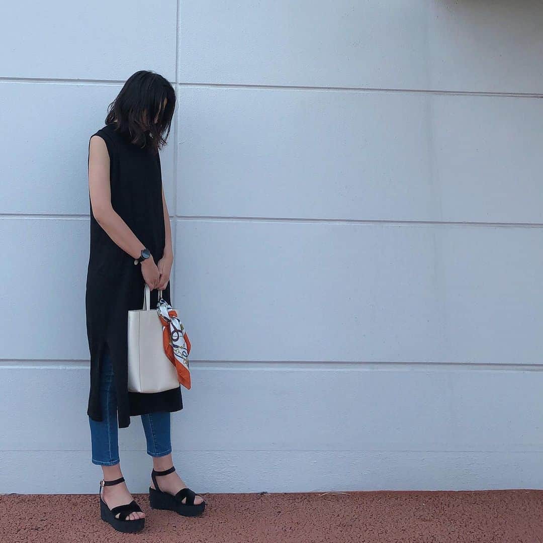 のインスタグラム：「両サイドのスリットが入ったノースリニットワンピ❤️ ハイネックなところがお気に入り😊 Tシャツより上品に見えるニット素材✨」