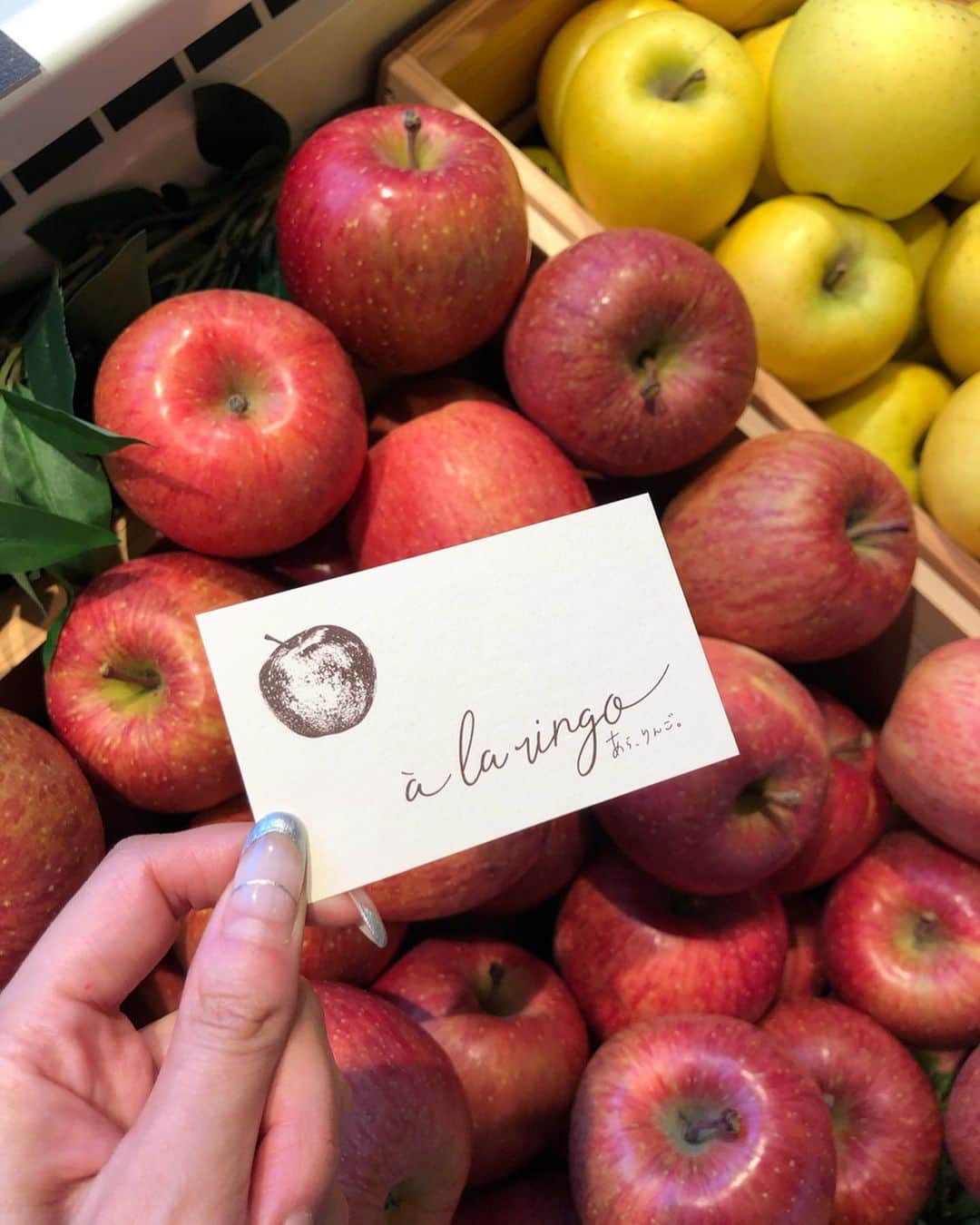 Yuika Matsuさんのインスタグラム写真 - (Yuika MatsuInstagram)「🍎🍏 . . . 5月18日(金)からオープンの りんご専門店「à la ringo(あら、りんご。)」 @a_la_ringo  の レセプションパーティーに  招待していただきました♡ . . . 三宮駅から 歩いて行けるから嬉しいっ ♡ . . 新鮮な 青森県の りんごを使った 可愛いスイーツ🍰と  生果のお店だから 美味しいりんごを 買えるし食べられるのです ❤️ . . りんご🍎大好きだから ついつい 目移りしちゃって 笑顔になっちゃう ☺️ . . . . . . . . #あらりんご#alaringo#りんご#りんごスイーツ #リンゴ#元町カフェ#三ノ宮グルメ #三ノ宮スイーツ#林檎#三ノ宮カフェ#神戸カフェ #ユイカノレディスタグラム」5月18日 21時43分 - yuika00802