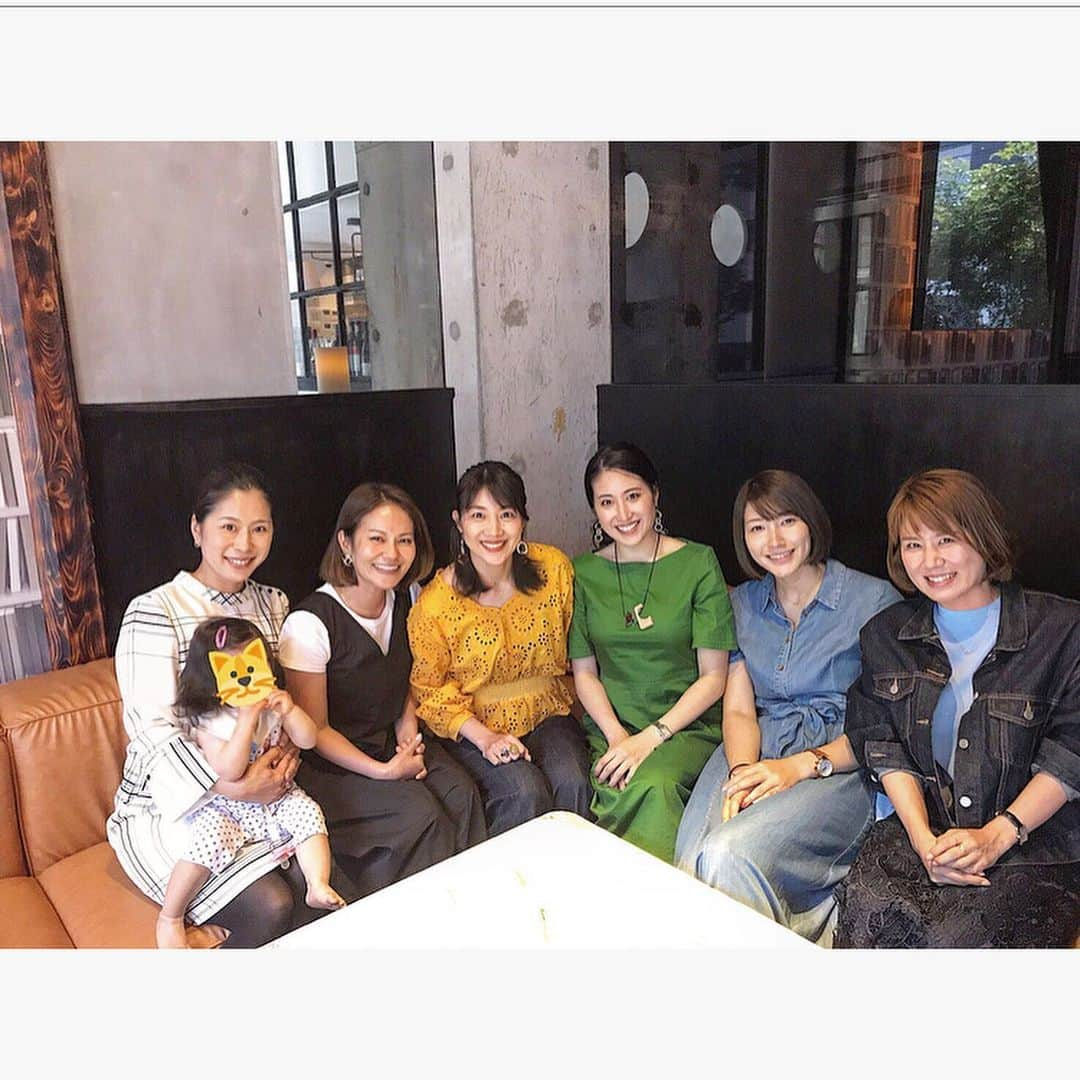 中川真依さんのインスタグラム写真 - (中川真依Instagram)「. 女子アスリートランチ🥰❤️✨ 賑やかで楽しく女子ならではの話題で盛り上がりました😆‼️ 藍さんがとっても娘に優しく接して下さり、娘も調子に乗って何度もハイタッチ🤚🤚🤚😅笑 こんな豪華なメンバーの皆様にたくさん遊んでもらって駆け回って💦足の裏は真っ黒け〜😓😂 感謝感謝です☺️💗 あー楽しかった〜💕🎶🎶🎶 #アスリート #女子会 #ランチ #lunch  #バドミントン #潮田玲子 さん#藤井瑞希 ちゃん #ゴルフ #宮里藍 さん #バレーボール #狩野舞子 ちゃん #新体操 #田中琴乃 ちゃん #飛び込み #中川真依 #娘も参加」5月18日 21時44分 - maimai.47