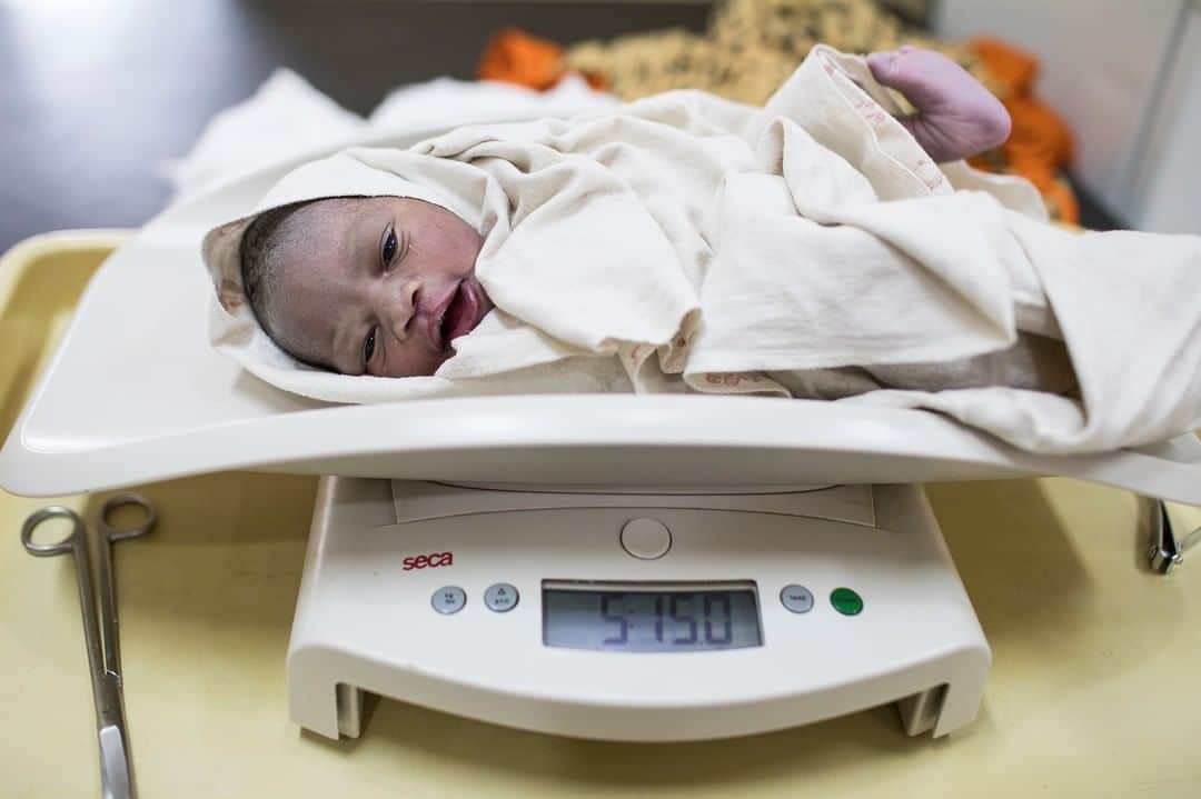 unicefさんのインスタグラム写真 - (unicefInstagram)「For many parents, a newborn’s weight is a proud announcement to family and friends. It’s also a critical sign of a baby’s health. Yet almost a third of newborns worldwide are missing from birthweight records. Better data will ensure more babies enter the world with a healthy weight and a bright future. . #EveryChildALIVE ©UNICEF/UN0232353/Njiokiktjien VII Photo」5月18日 21時50分 - unicef