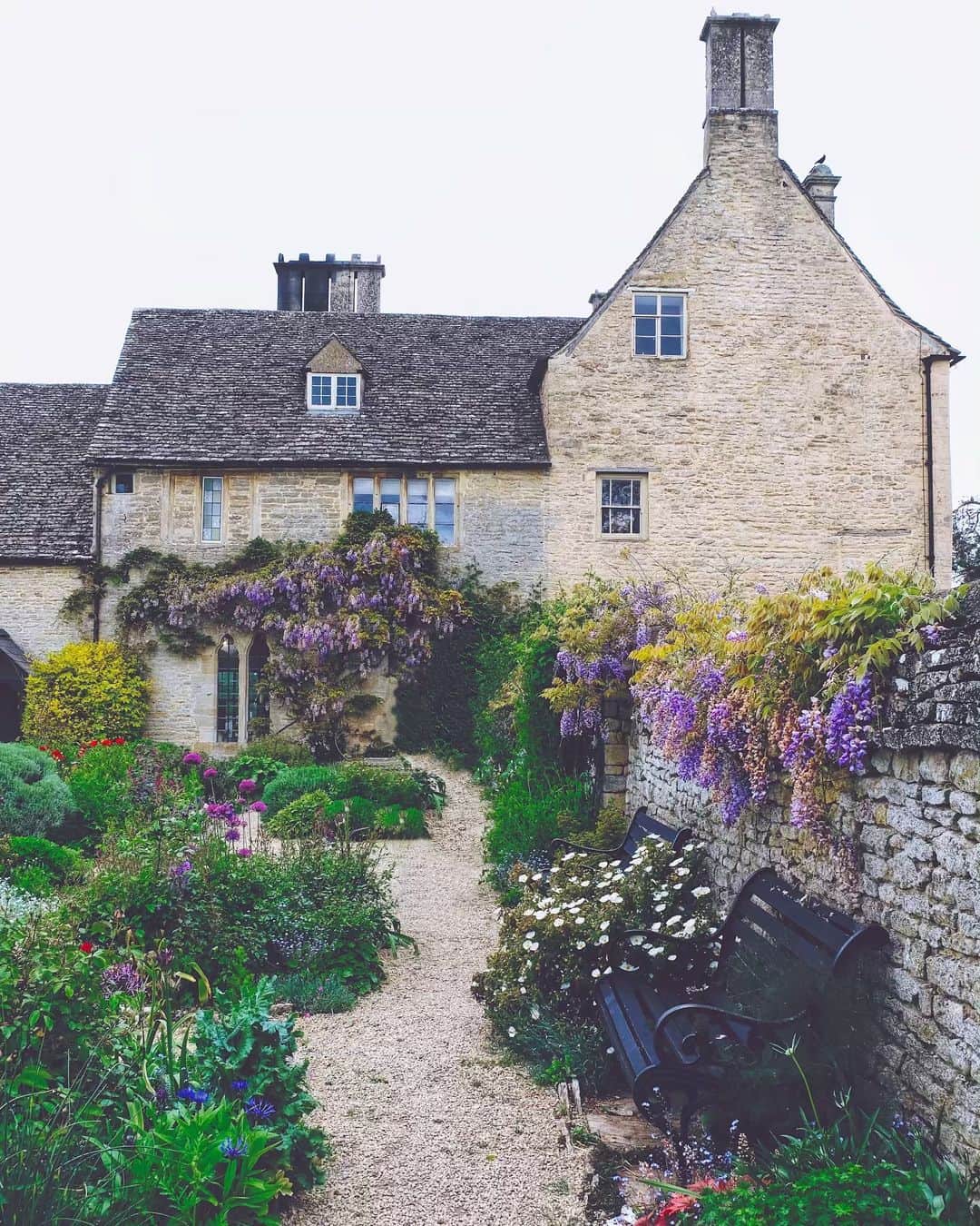 kaelさんのインスタグラム写真 - (kaelInstagram)「The final day of our Film and TV Magic trip is all about Downton Abbey.  First stop is the beautifully preserved Cogges Manor Farm in the Cotswolds. It was featured in Downton Abbey as Yew Tree Farm. #lovegreatbritain」5月18日 21時50分 - punkodelish