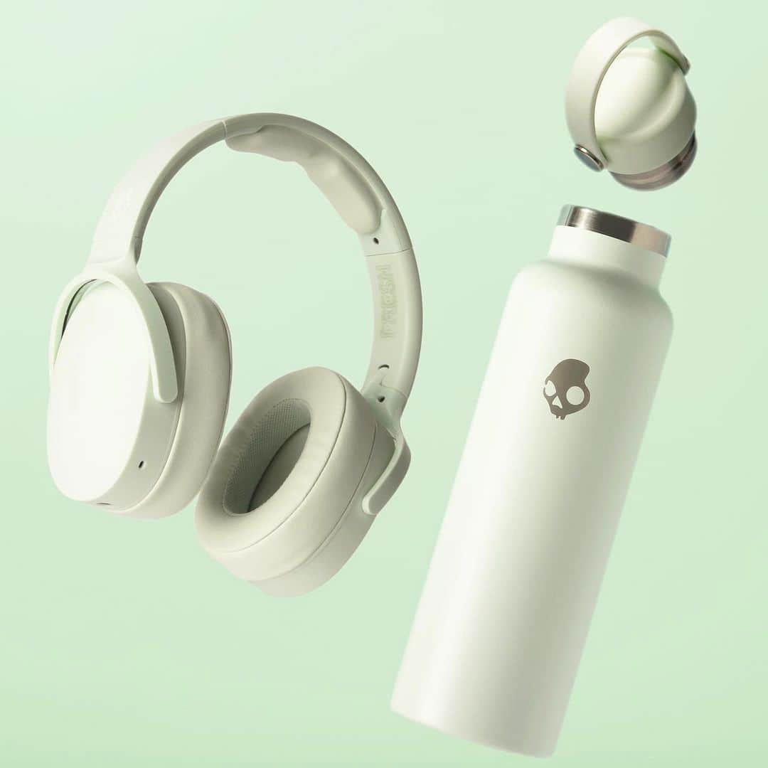 Skullcandy Japanさんのインスタグラム写真 - (Skullcandy JapanInstagram)「HESH3 Freshセットにはフレッシュミント色の水筒が購入特典🧼﻿ ﻿ ﻿﻿ 最長22時間の再生が可能なバッテリーを搭載し、40mmのアンプ内蔵のドライバーがクラス最高レベルの音色を奏でます🧼﻿ ﻿ 超軽量、折りたたみも可能で持ち運びにも便利🧼﻿﻿ ﻿ プロフィール内のリンクにて購入可能です🧼﻿ ﻿﻿ #FeelSkullcandy #FeelFresh #スカルキャンディー」5月18日 21時47分 - skullcandyjapan