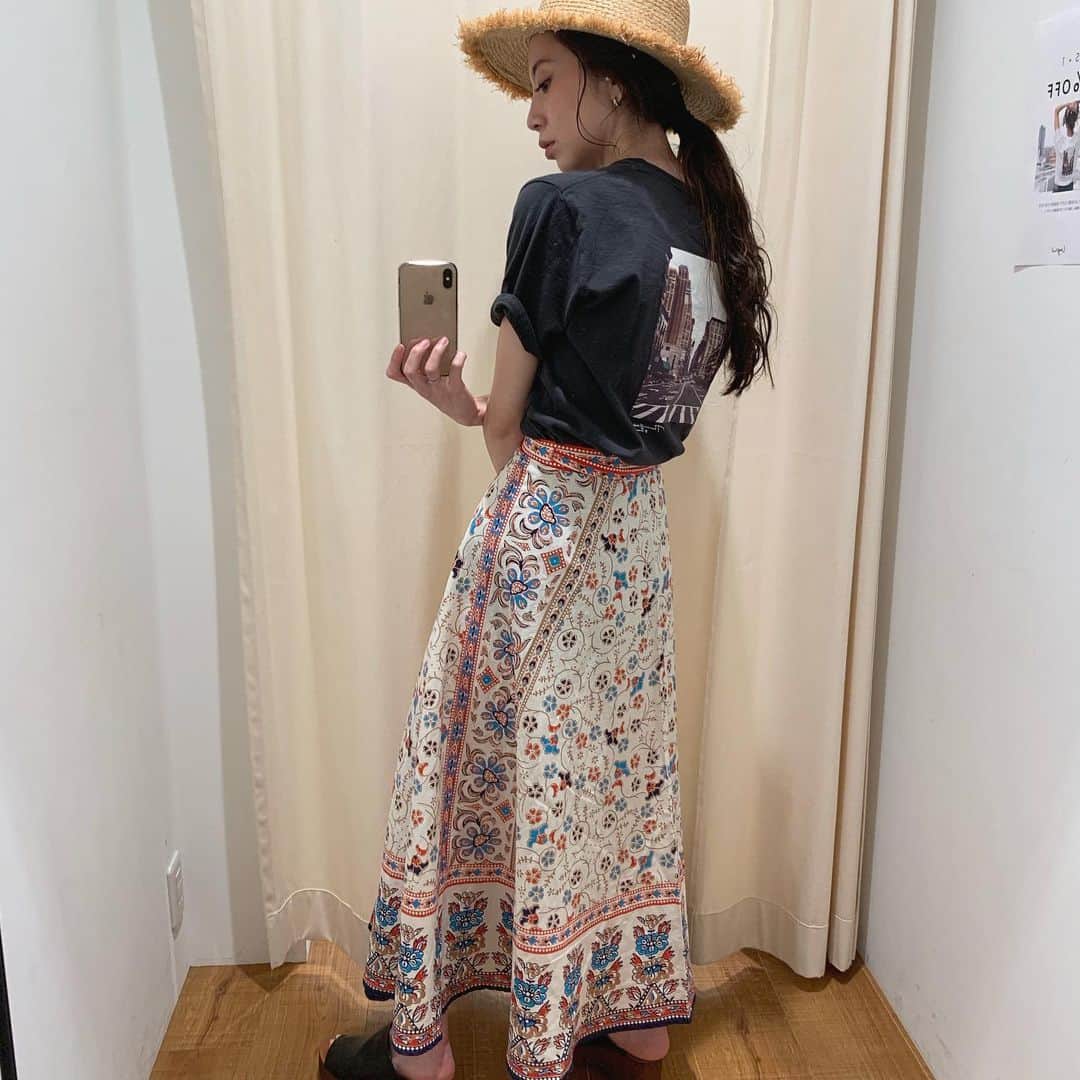 ungrid_minamiのインスタグラム：「. 私も購入したバックにフォトプリントされてるTシャツと、人気のエスニックプリントのラップスカート🌴の組み合わせ . 今日はパルコで仲良くしてくださってた方に久々お会いできて嬉しかったなぁ😩♥️ . @ungrid_official #Ungrid#アミュプラザ博多」