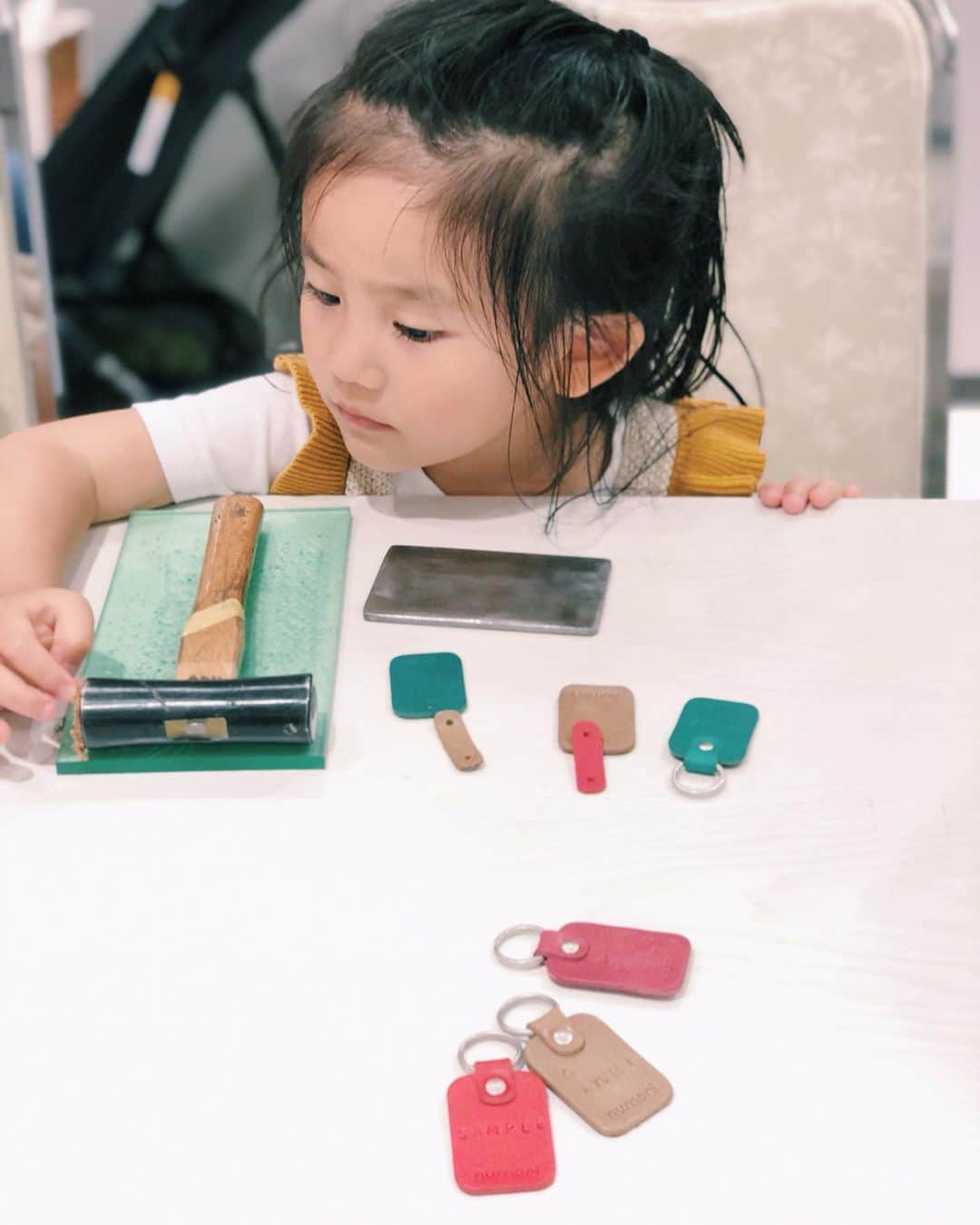 原田沙奈子さんのインスタグラム写真 - (原田沙奈子Instagram)「アマネが作ってくれたキーホルダー😭 色を選んで文字を決めて頑張ってトンカチ打って、はじめての本格的な手作りプレゼント。 （世界にひとつのキーホルダーは昨日 @numeri_bag さんとのワークショップにて） 小さなお子さんも上手にできてたなぁ。 最高のものをもらって一生大切にするんだ❤️ JAPAN LEATHER PRIDE GINZAは20日まで。 2日間店頭に立たせてもらいましたが遠くから来てくださる方も多く感動しっぱなし。 コラボアイテムを気に入ってもらえて本当に嬉しいです😭 明日13:00-16:00もアマネと立たせて頂きます。 銀座三越7階にてお待ちしてます♡ お近くにいらした際にはぜひぜひお気軽に遊びにきてください。 @ginza_mitsukoshi #japanleatherpride #ginza #ginzamitsukoshi #ginmitsu #銀座 #銀座三越 #ぎんみつ #日本革市 #日本タンナーズ協会 #jlp #madeinjapan#numeri_sanakoharada」5月18日 21時50分 - sanakoharada