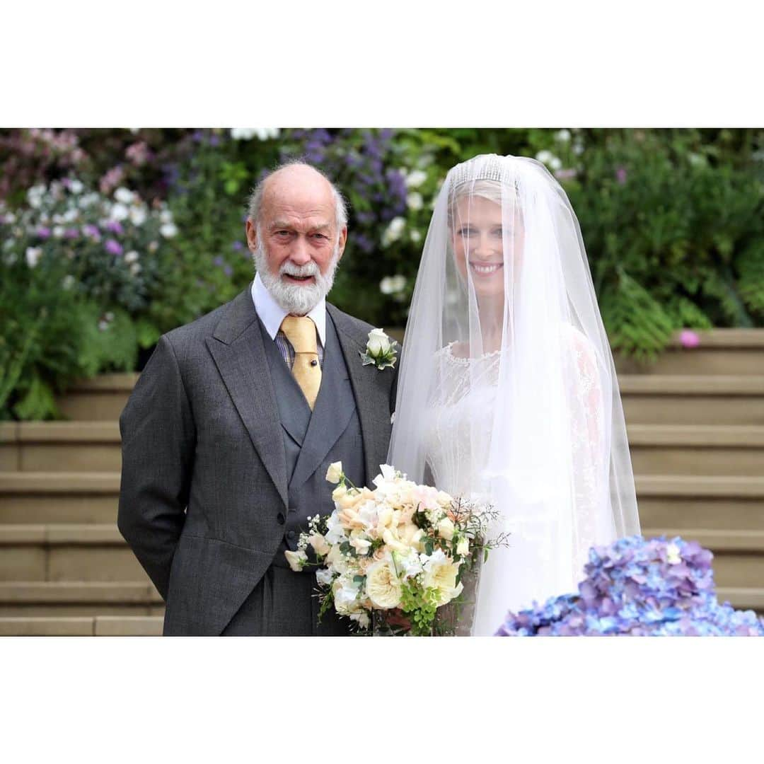 ロイヤル・ファミリーさんのインスタグラム写真 - (ロイヤル・ファミリーInstagram)「Lady Gabriella Windsor arrives at The West Steps of St Georges Chapel with her father, Prince Michael of Kent.  Lady Gabriella’s wedding dress was a bespoke design by Luisa Beccaria. Flowers in St George’s Chapel included coral sunset peonies, coral and white roses, white hydrangea, white delphiniums, apricot stocks and seasonal flowers, in addition to the creamy ivory ‘Ella’ rose, by David Austin, named for the bride. 📸 @pa」5月18日 21時59分 - theroyalfamily