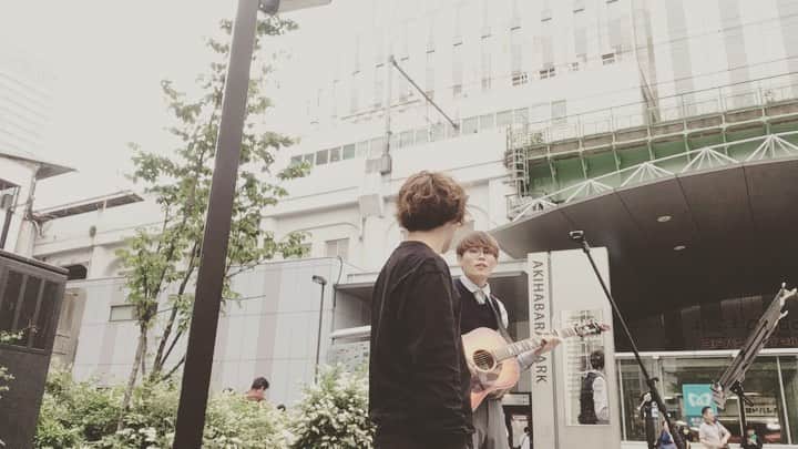 樋口和真のインスタグラム：「‪秋葉原 路上ライブ‬ ‪ありがとうございましたっ！‬ ・ ‪初めての場で‬ ‪緊張もありながらか‬ ‪笑顔で、できたああ！‬ ・ ・ ・ ‪この勇気をみんなにも‬ ‪届けえええ！‬ ・ ・ 【君だけの歌を作るアーティスト】 ・ 《あなたの想いが歌になる…》 ・ こんちには！ オーダメイドソングライター樋口和真と申します！ 僕は、あなたの人生や想いを歌にして プレゼントする活動をしています！ ・ ・ 友人の誕生日や結婚式、 恋人への愛、 家族への感謝の気持ちを 歌にして届けてみませんか？ ・ ・ 実際に歌をプレゼントした時の動画はYouTubeにあります！！ ・ ・ 詳細、ご依頼、ご相談は 公式LINEにて随時受付中です！ 友だち追加から https://line.me/R/ti/p/%40zwy3164y  IDで「@zwy3164」と検索検索♪ ・ ・ 今なら友だち登録して頂くだけで 2018/01/02に行われた ワンマンライブの全15曲の 音源を無料でプレゼント！ ・ ・ きっと一生の思い出にすることを約束します！ ご依頼待ちしてます！！！ #君だけの歌を作ります #オーダメイドソングライター #オーダメイド #樋口和真 #毎日投稿 #弾き語り #カバー曲 #オリジナル曲 #歌 #作詞作曲 #YouTube #路上ライブ ‪#勇気100パーセント‬ ‪#忍たま乱太郎‬ ‪#ひぐまる‬ ‪#路上ライブ‬」