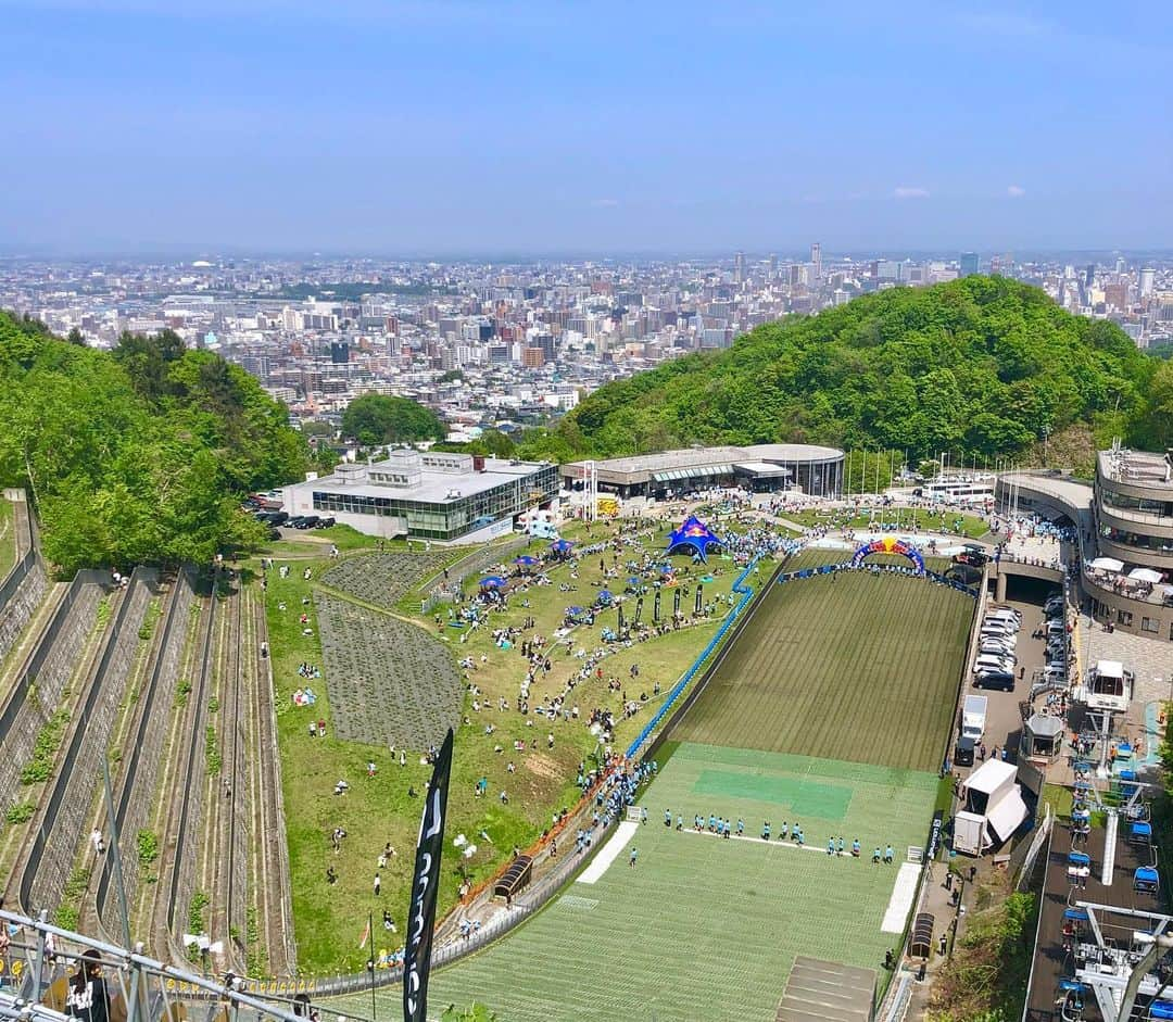 福田太郎さんのインスタグラム写真 - (福田太郎Instagram)「⠀ RedBull400 完走🏔🏃‍♀️🏃‍♂️ レッドブルはもちろんのこと、 皆さんからの、温かく大きな 声援が何よりの翼でした🕊 ⠀ チームイチモニで励まし助け合い バトンをつなぎ、それぞれが 持っているものを出し切れました🔥 おかげさまです。ありがとうございました！  #RedBull400 #大倉山ジャンプ競技場 #HTB #イチモニ #redbull #翼を授ける  #木村愛里 監督 #ピンクジャージ #はちみつレモン 大感謝 ①#ルナ #フィジカル 堂々のマイクパフォーマンスも ②#木下遥 最大斜度 ハプニングにもめげない強さ ③#福田太郎 #驀進 #salomon #onちゃん 暑かった。笑 ④#福永裕梨 気合い充分！炎のアンカー （感動の！）激闘の模様は月曜日のイチモニで、ぜひ！」5月18日 22時01分 - htb_tarofukuda