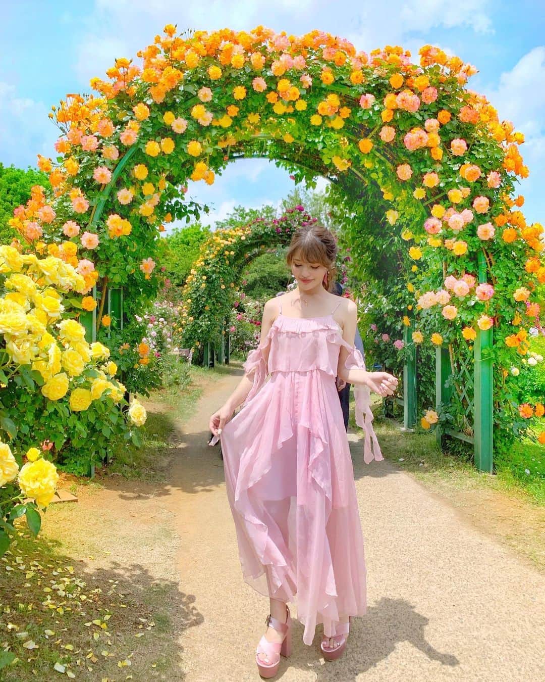 小沼瑞季さんのインスタグラム写真 - (小沼瑞季Instagram)「🌹💖🌹💖﻿ ﻿ 今日は去年に引き続き京成バラ園へ行ってきたよ🌹✨﻿ ﻿ 見事に満開でどこもかしこも美しくて﻿ バラの香りで包まれて最高だった😌💕﻿ ﻿ やっぱりここのアーチが素敵すぎる。﻿ ﻿ ﻿ #rosegarden#flowergarden#honeymihoney#京成バラ園#バラ園#バラ#薔薇#お花畑#千葉#ハニーミーハニー#花のある暮らし#花のある生活#おそろコーデ#シミラールック#お揃いコーデ#双子コーデ#おそろいコーデ#ローズガーデン#みいきコーデ#みいきとらべる✈️」5月18日 22時01分 - mizukikonuma