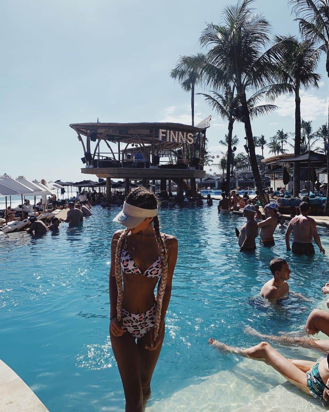 のインスタグラム：「@finnsbeachclub @finnsvipbeachclub ❤︎❤︎❤︎New Finns club is open ❤︎❤︎❤︎ What a day!! Too much fun with my girls 💕Love you girls!!! Come back to Bali tho!!! Already miss them 🌴I already this my hair too lol Bikinis @beautifulsail_official #beautifulsail #bali #beach #beachclub #balilife #bikinis #girl」