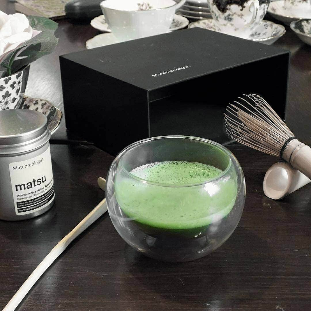 Matchæologist®さんのインスタグラム写真 - (Matchæologist®Instagram)「🙋 Hands up if you’d love to take a sip from this freshly brewed cup of #Matcha to brighten your day 🌞 (📷: @tealeavesandtweed). . Did you know that matcha 🌿 can contribute to the state of ‘calming alertness’ 😇 that lasts for hours without the “lull” that usually follows a strong coffee after an hour or two? Because of this effect, matcha has historically been used by Zen Buddhist monks and samurai warriors to enhance their mental focus before practicing meditation sessions or stepping into arenas 🙏. Try swapping out your morning coffee for matcha ☕️🍵. Not only is it packed with antioxidants, it also gives your metabolism a healthy boost! 💪 . Tempted to learn more about the finest quality matcha—the ceremonial delicacy of the moment? 🌿 Ensure you make the right first impression for yourself and your loved ones with our crème de la crème grades to experience the authentic taste of artisanal matcha in its purest form. . 👉Visit our website – follow our profile link @Matchaeologist . Matchæologist® #Matchaeologist Matchaeologist.com」5月18日 22時04分 - matchaeologist