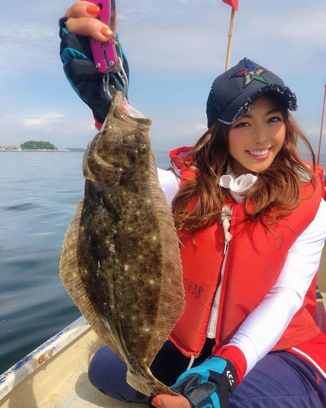 のインスタグラム：「こんばんは！ 今日は久々に釣りに行ってきたよ❤️ 朝イチでヒラメが釣れたー😆😆 サバも10匹以上釣れた！ 大漁でしたぁ！ #釣り #釣りガール  #釣り女子  #餌釣り #ルアー  #アジ #鯛 #ダイワ #アイマ #アングラー #フィッシング #fishing  #ヒラメ#fishinggirl #シマノ #アングラー #モアザン #ソルティガ #ブランジーノ #釣りバカ #釣り好き #釣り堀  #ゴルフ女子  #キャップ  #ビジョビ @b_b_j.j  #筋肉女子 #腹筋女子  #ブリ #鰤 #魚  #daiwa」