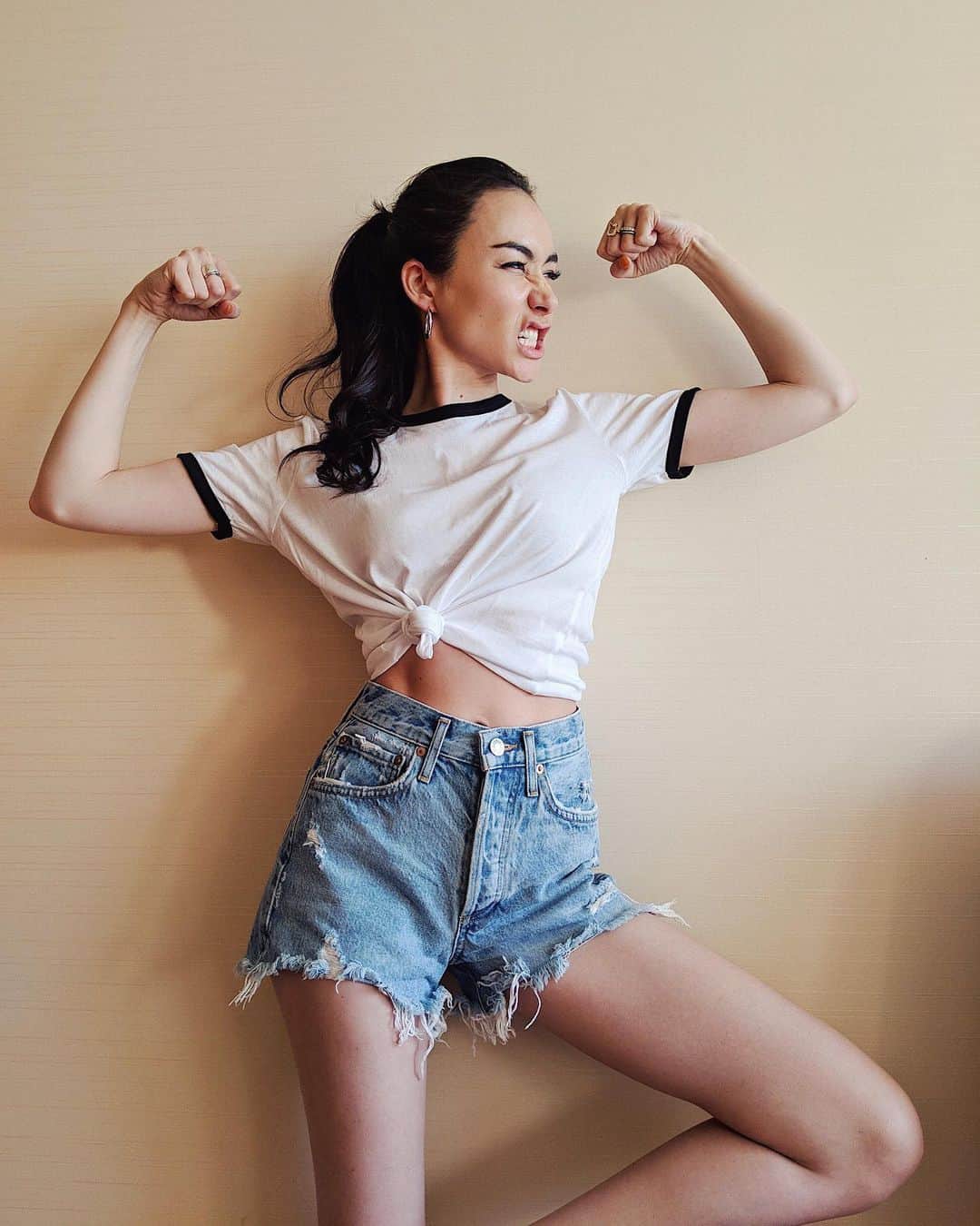 のインスタグラム：「最近昔の写真を遡って見ていたら、これって私？！って思うような写真がたくさん出てきた。  当時の私はとてもガーリーでフェメニンだった。スカート、ドレス、巻き髪。今の自分を見ると大きな差を感じてしまう。その頃の自分は、社会の目線をとっても気にしていた 。小さい頃から色んな場面で色んな人から言われ続けてきた言葉が無駄に自分にしみ付いていたのです。  女なんだから女らしい服装を着なさい。もっと女性らしくしなさい。恋愛に関してもそうだった。男を立てて、男性にリードさせなさい。女なんだからちゃんと男性をサポートしなさい。  この今まで言われてきた言葉をぜーんぶ捨てた瞬間に、私は今まで感じていた違和感から 開放されました。  女らしいって何？女らしくても、男らしくても良い。女だからってかわいい服なんて着たくないなら着なくても良い。女性から男性をアプローチしたって良いし、プロポーズだって女性からでも良い。 男性をサポートするのも良いけど、自分を優先して生きてみるのも良い。バリバリ働きたいならそれで良い！  自分の人生だから自分で決める。 体もそう。 自分の体だから自分で決める。 自分で決めるからソフィオーガニックコットン。  #じぶんにいいこと #ソフィオーガニック #supported #ad」